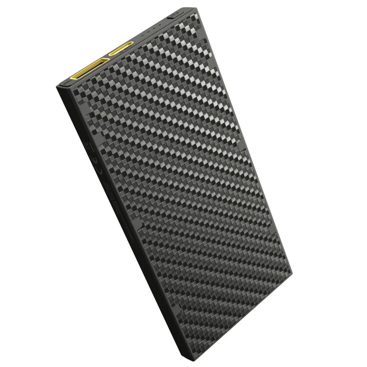 Schwarze Powerbank mit einer Kohlefaser-ähnlichen Textur. Sie ist rechteckig mit gelben Details oben.