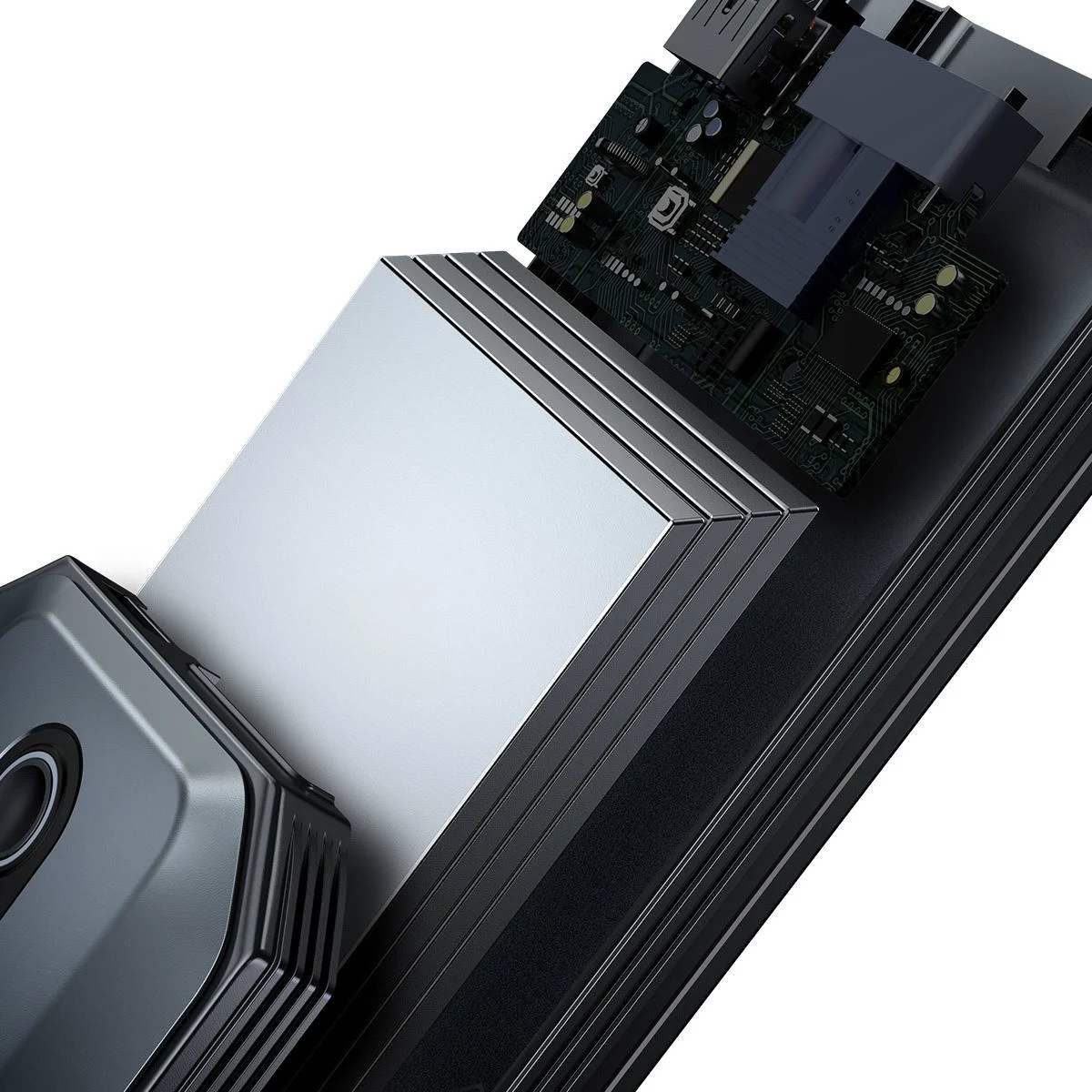 Zbliżenie urządzenia z odsłoniętymi komponentami wewnętrznymi, na białym tle.