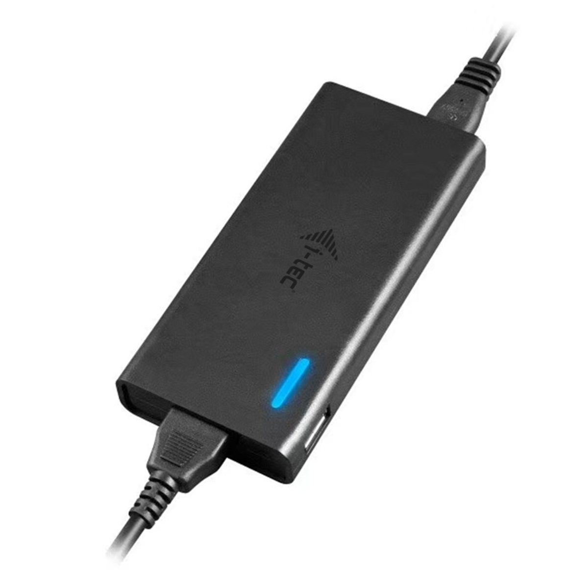 Un adaptador de corriente i-tec negro con una luz indicadora azul, sobre fondo blanco.