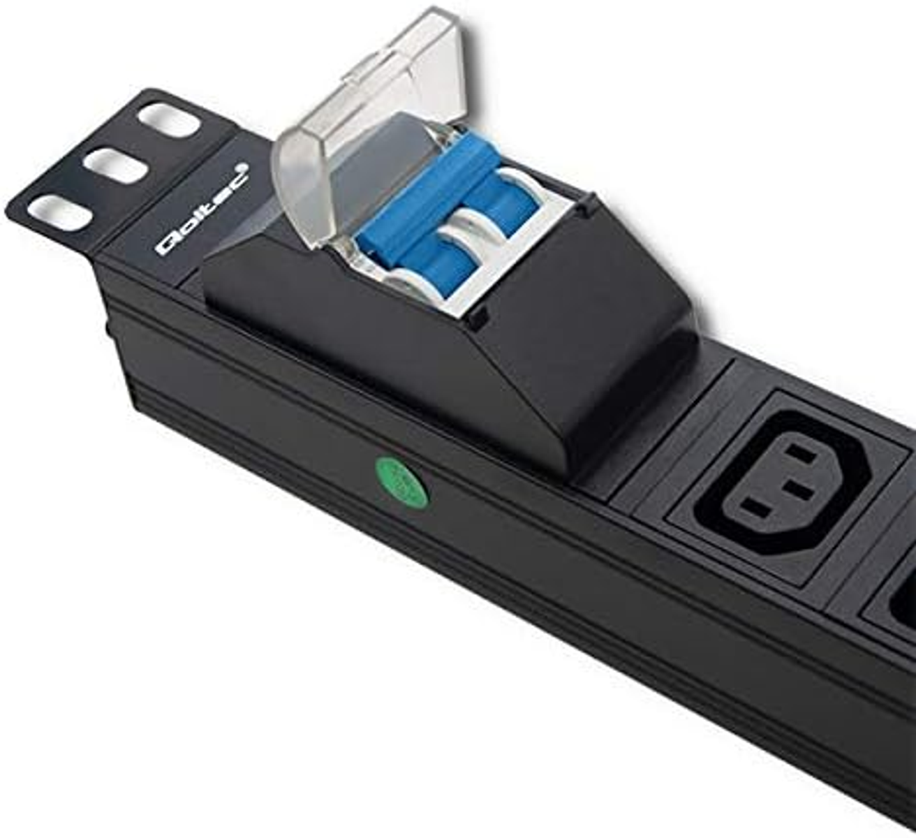 Presa multipla nera con diverse prese. Ha una piccola copertura di plastica su alcune porte.