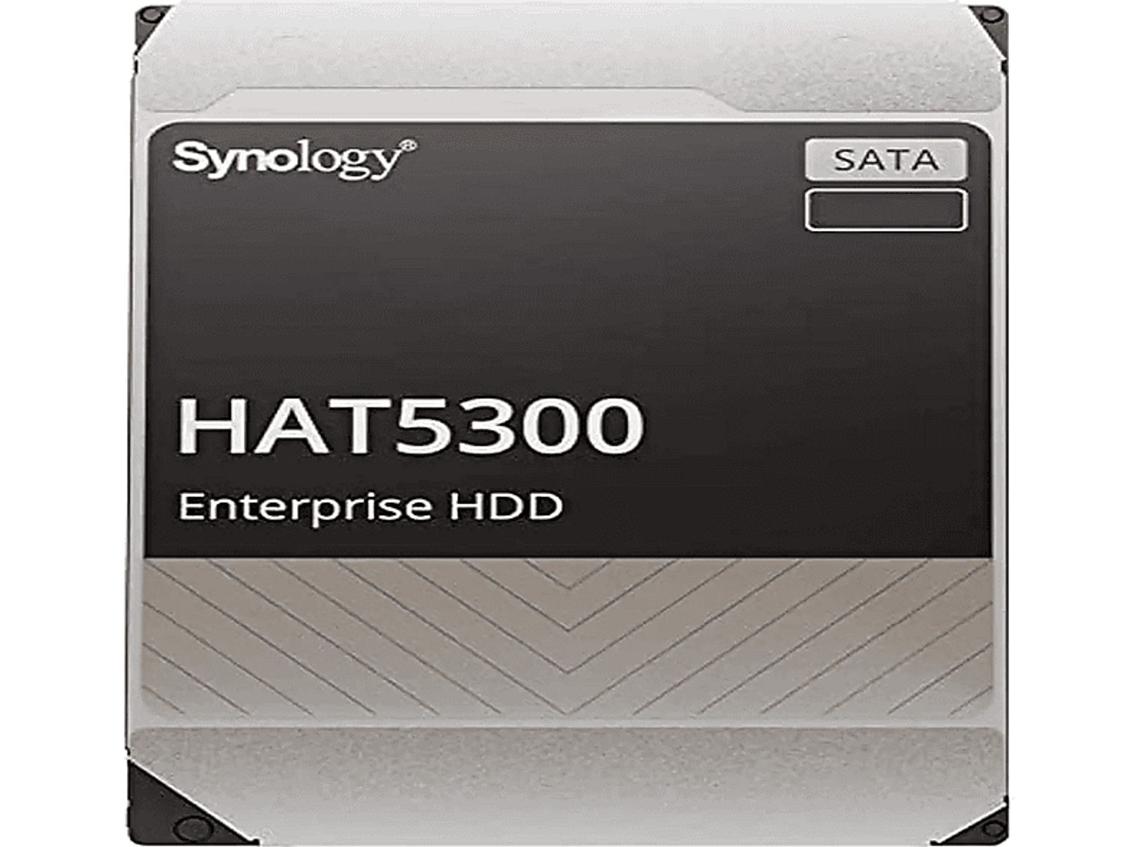 Una etiqueta Synology HAT5300 Enterprise HDD. Muestra la marca, el modelo y la interfaz SATA.