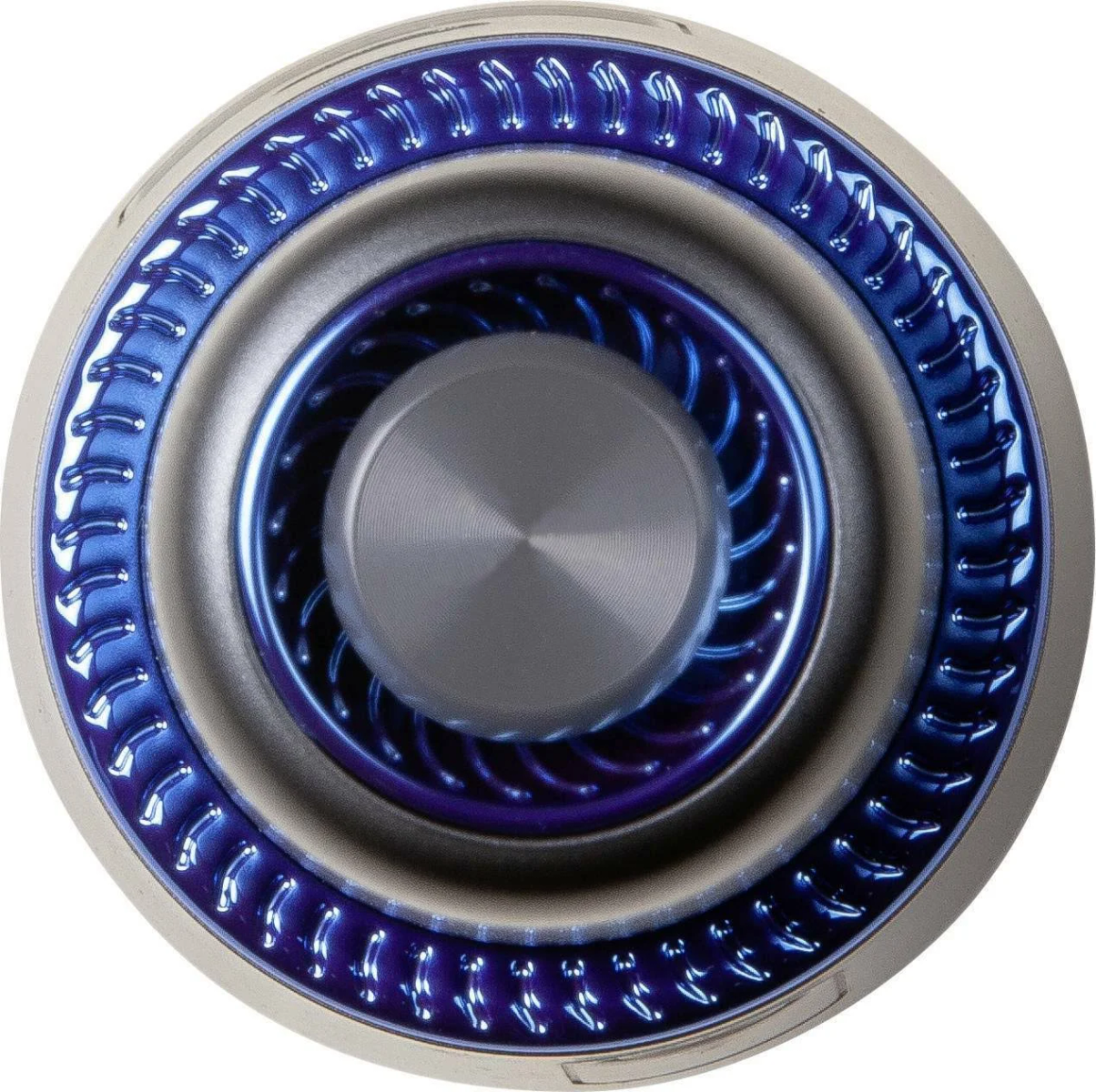 Vista de cerca de un dispositivo azul y plateado con un elemento circular central.