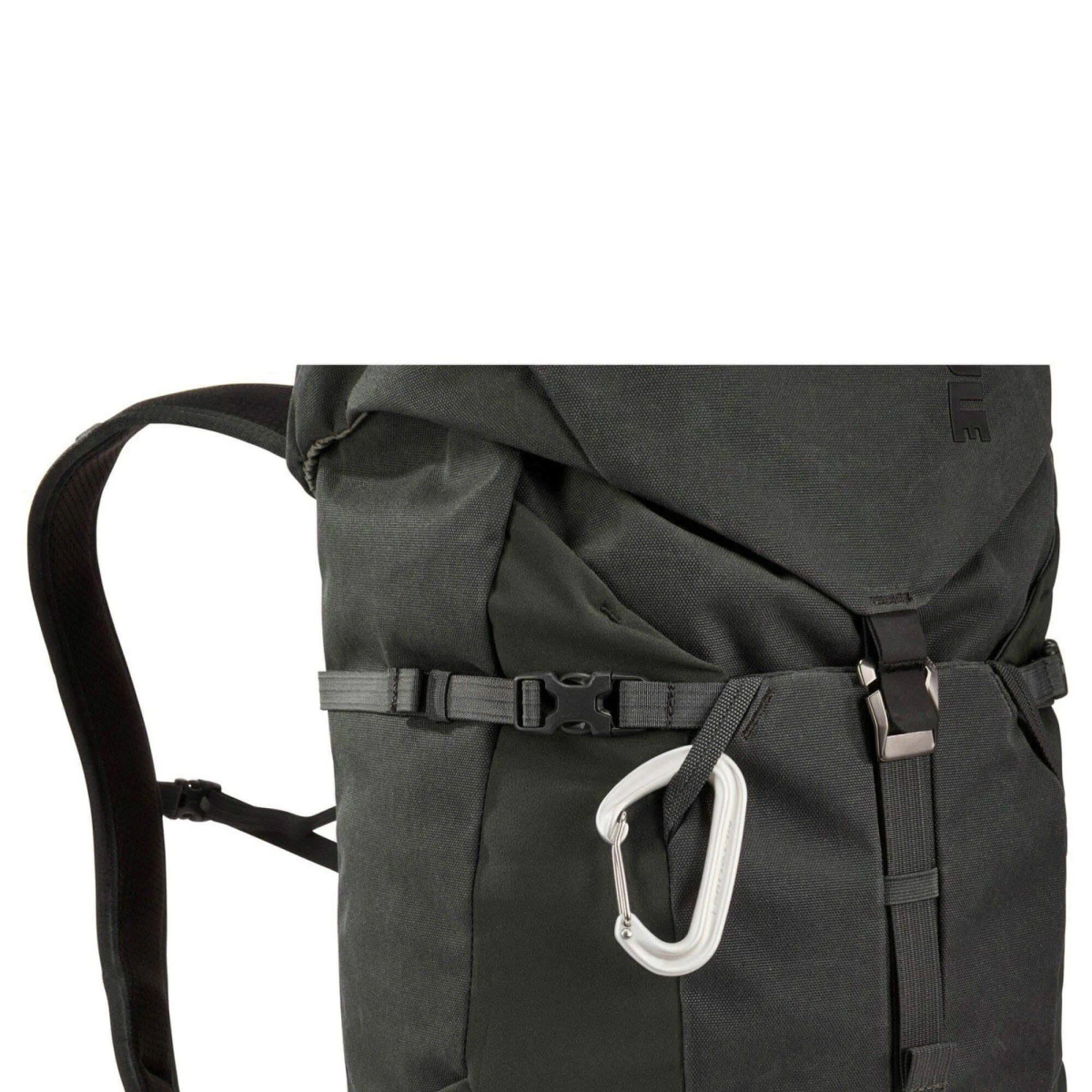 Schwarzer Rucksack mit silbernem Karabinerhaken. Gurte und Schnallen sind sichtbar. Dunkler Hintergrund.