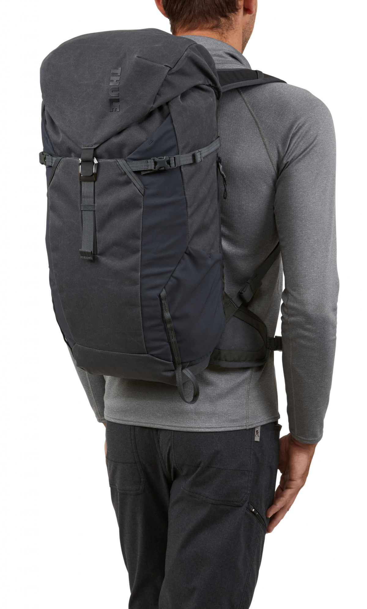 Mann, der einen grauen Rucksack mit schwarzen und grauen Akzenten trägt. Der Rucksack befindet sich auf weißem Hintergrund.