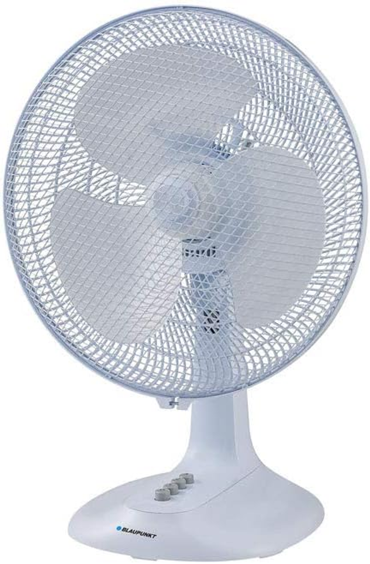Ein weißer Tischventilator mit drei Flügeln, einem Schutzgitter und einem abgerundeten Sockel.