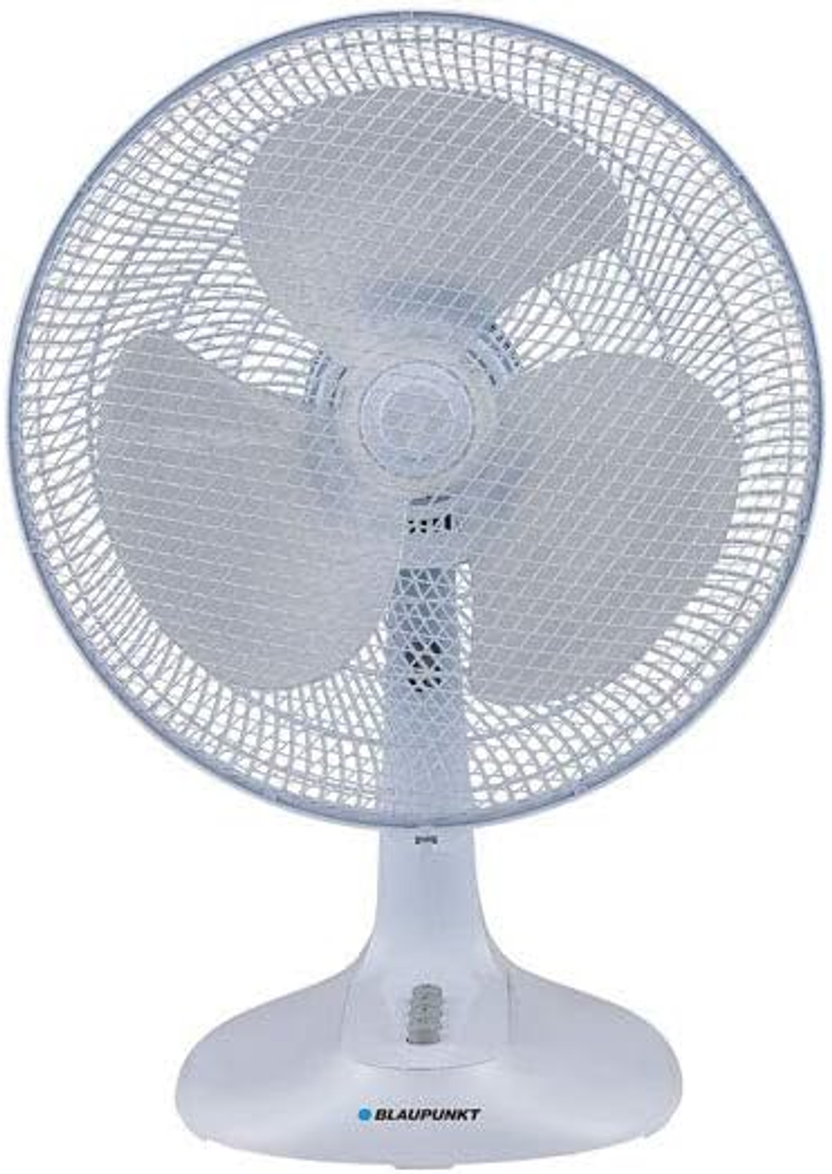 Ein weißer Tischventilator mit drei Flügeln hinter einem weißen Schutzgitter, auf einem weißen Sockel.