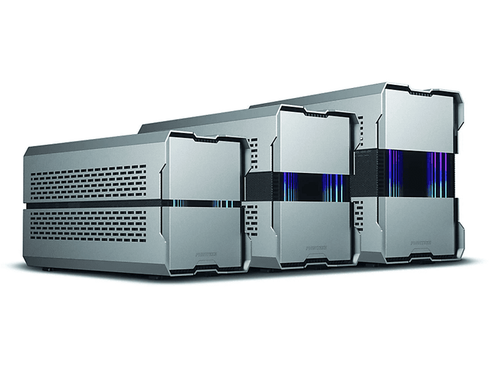 Tre case per computer argentate con luci colorate. Hanno un design rettangolare.
