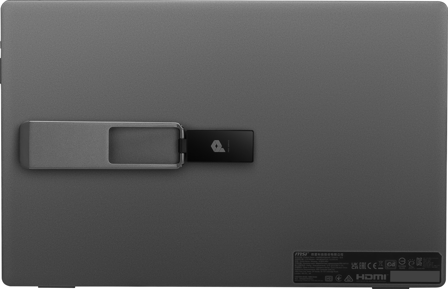 Rückseite eines Laptops mit angeschlossenem USB-Laufwerk. Graue Farbe. Weißer Hintergrund.