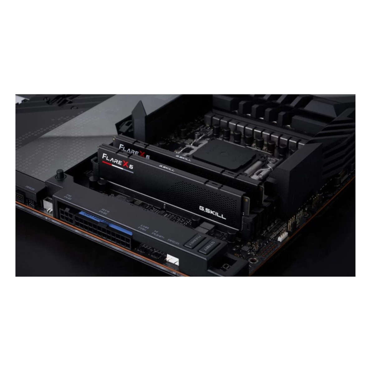 Zbliżenie płyty głównej komputera z zainstalowanymi modułami RAM G.Skill Flare X.