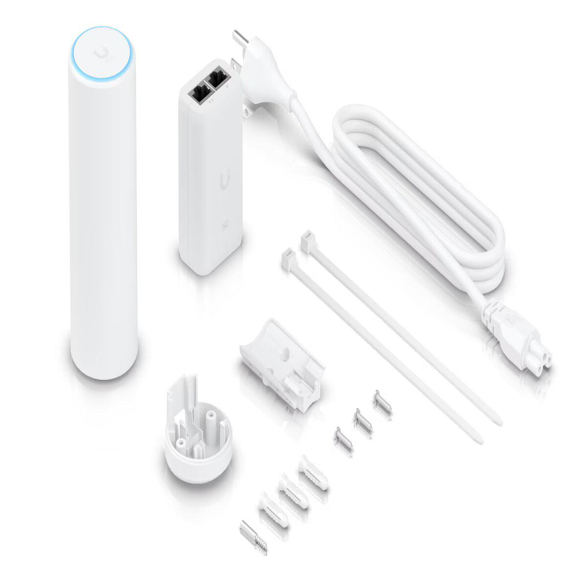 Biały zestaw UBIQUITI urządzeń i komponentów sieciowych na białej powierzchni.