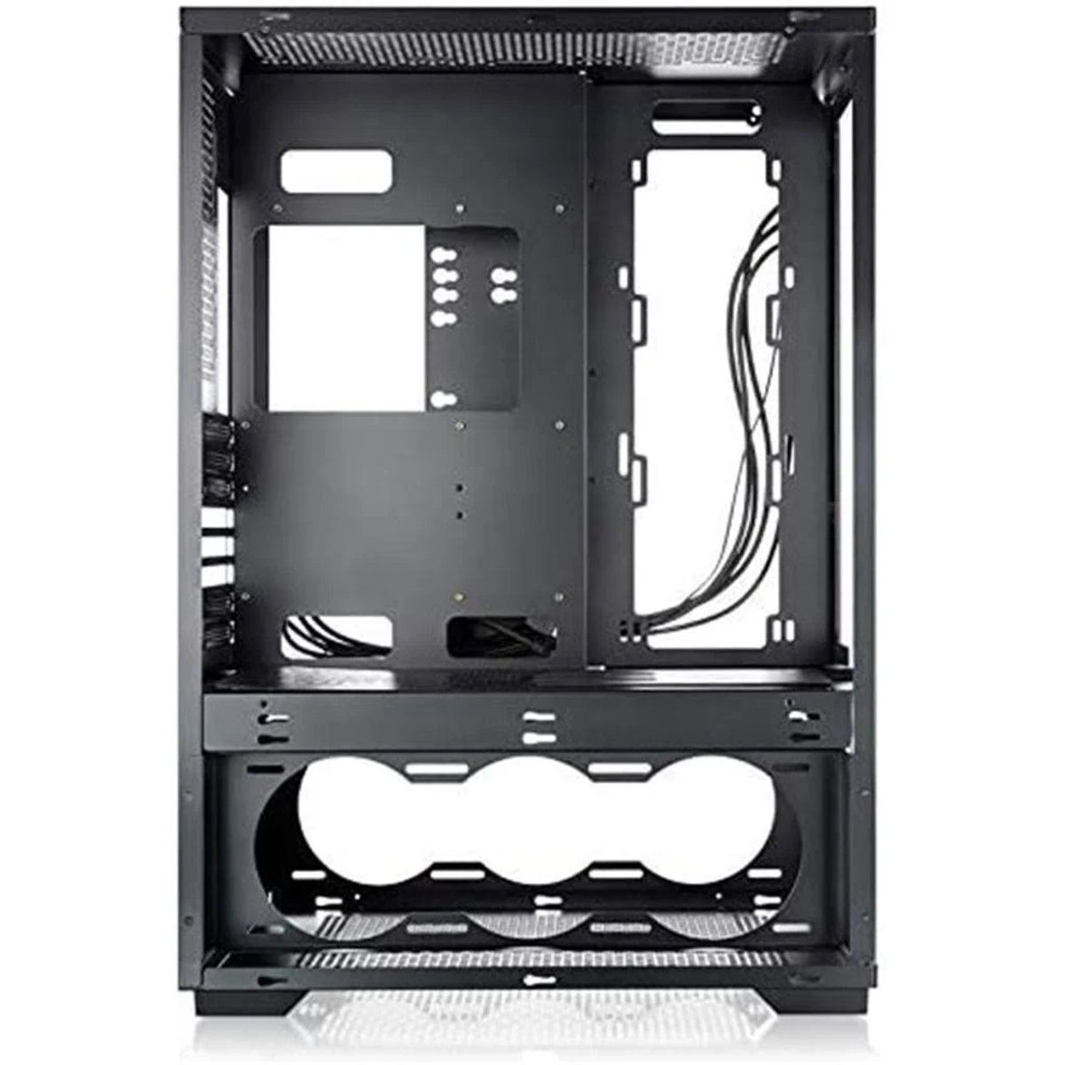 Interno del case del computer nero con layout aperto. Fori per i componenti. Fili visibili. Sfondo bianco.