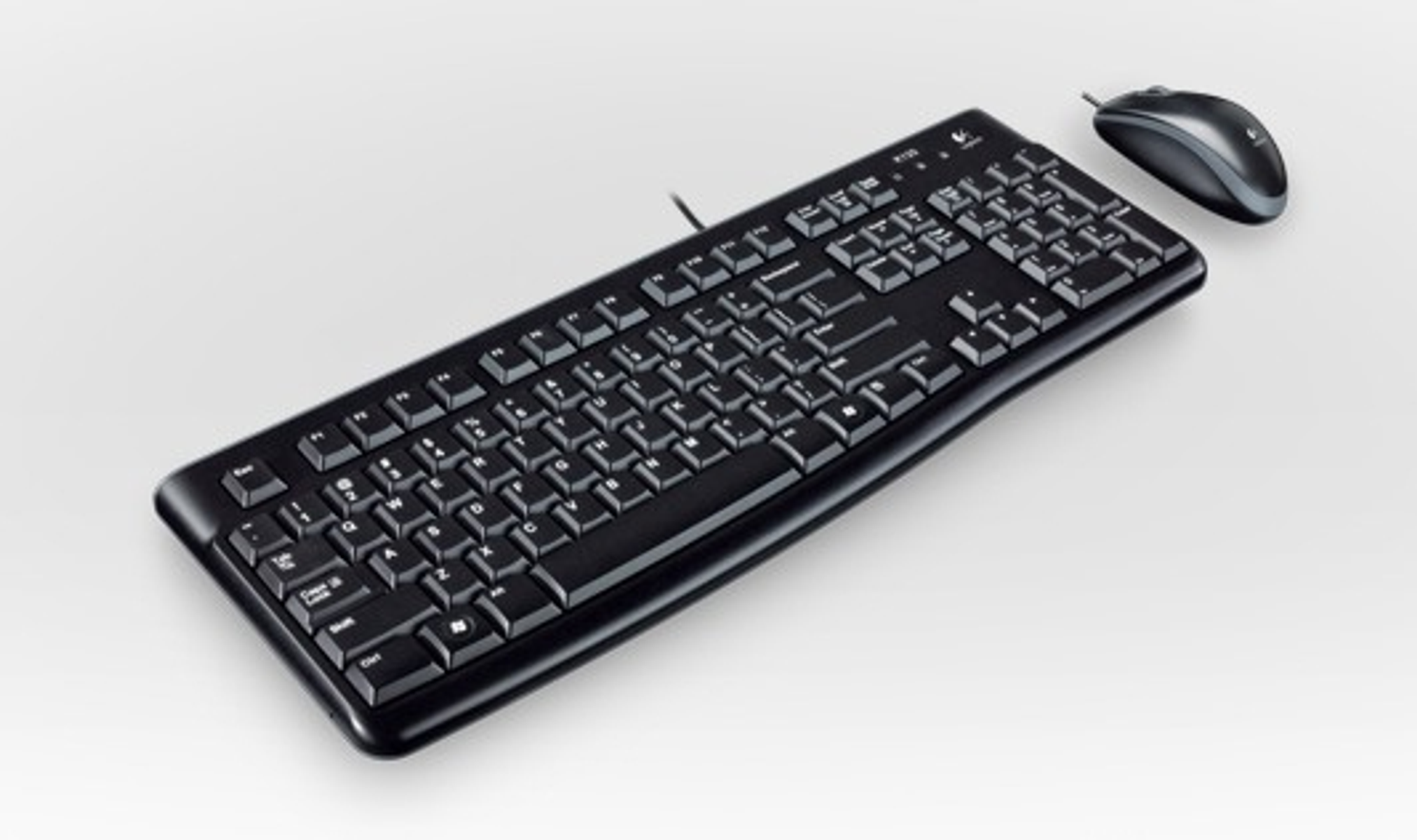 Set tastiera e mouse neri su superficie grigio chiaro.