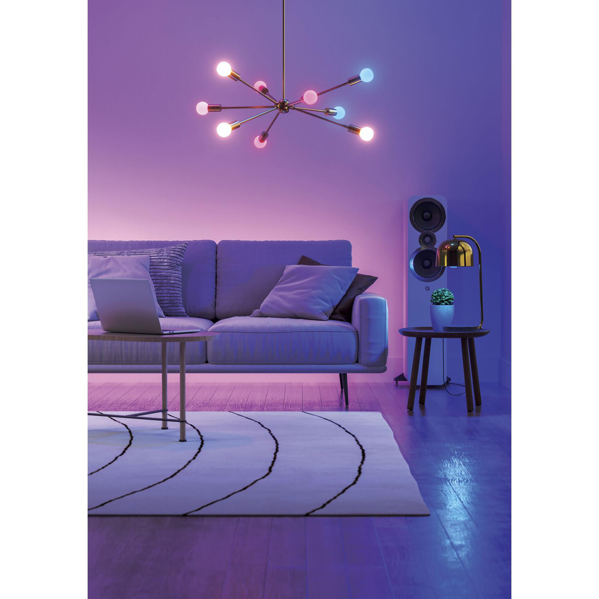 Soggiorno con divano, tappeto, lampada e lampadario. Le pareti sono illuminate di viola.