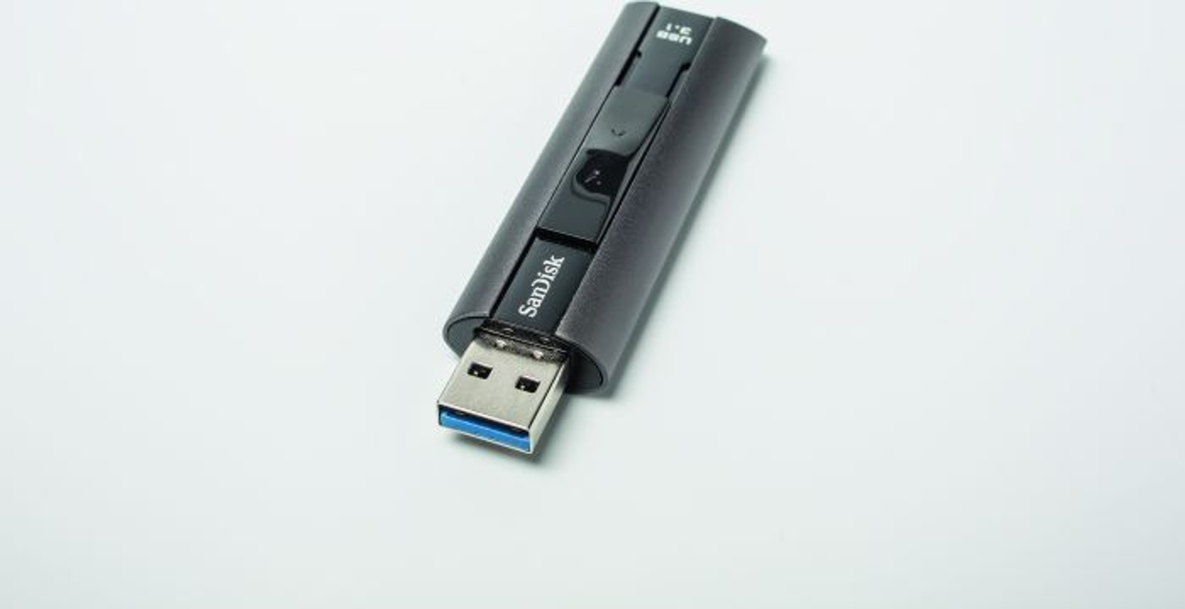 Czarny i srebrny pendrive SanDisk USB. Złącze USB jest niebieskie.