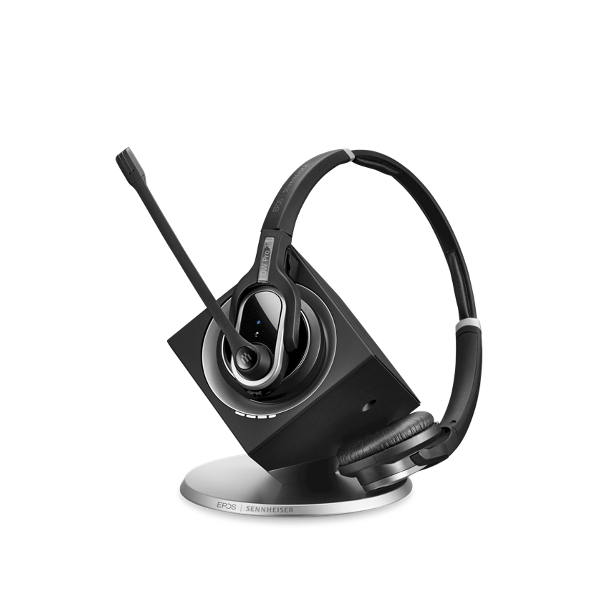 Un auricular negro y plateado con micrófono en una base de carga. Epos Sennheiser está escrito.