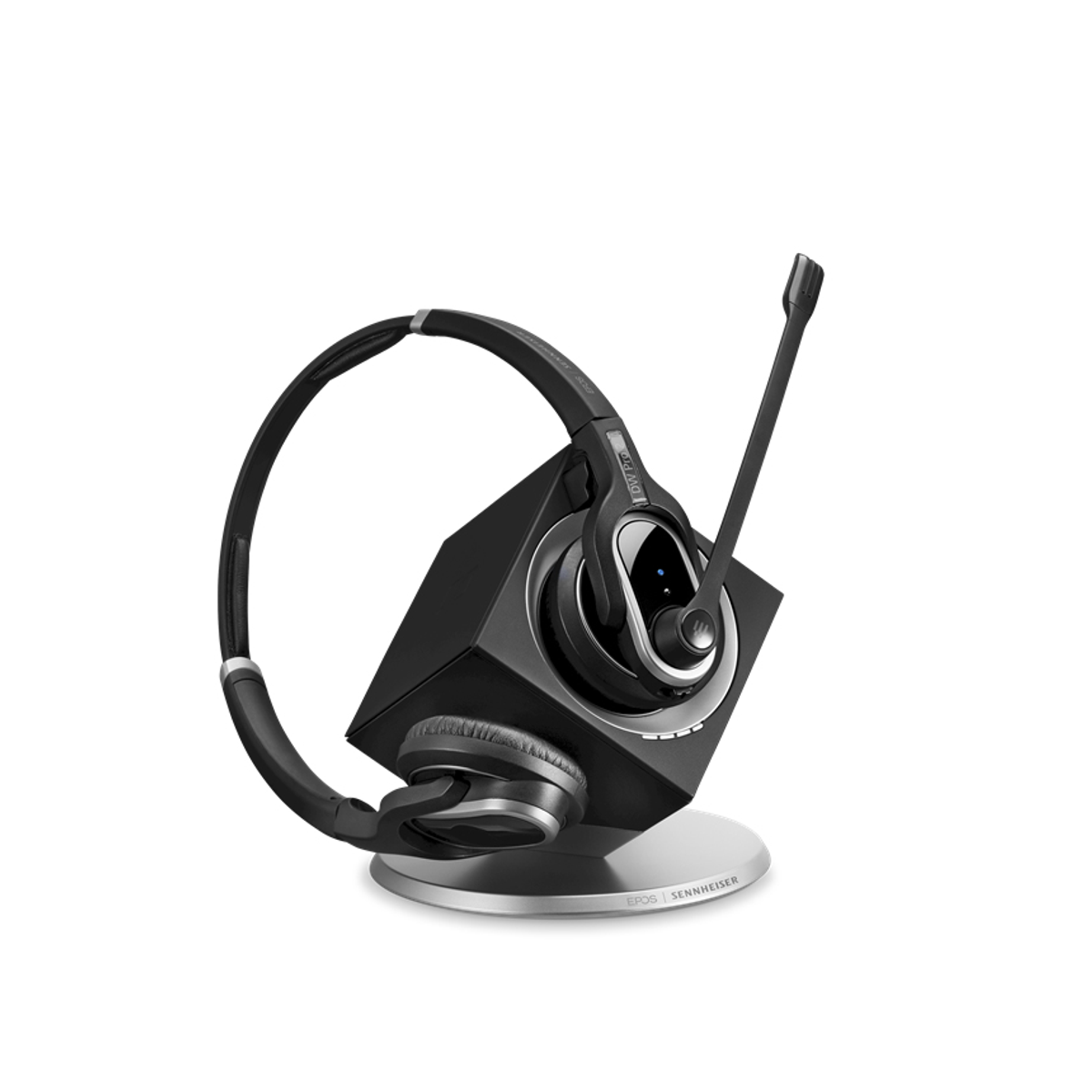 Auriculares negros con micrófono en base de carga negra. La base es plateada.