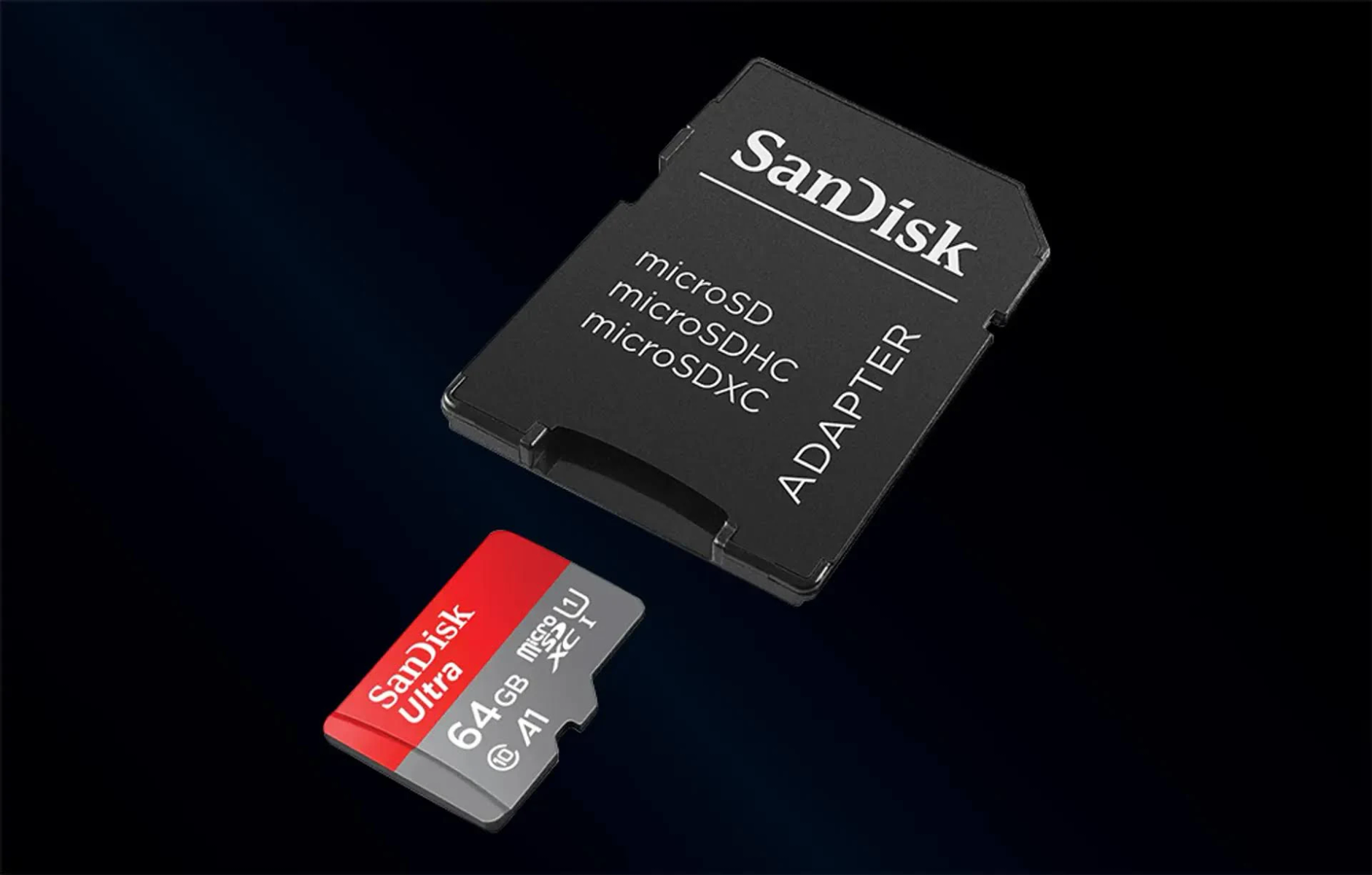 Ein schwarzer SanDisk-Adapter mit einer roten und grauen SanDisk Ultra microSD-Karte daneben.