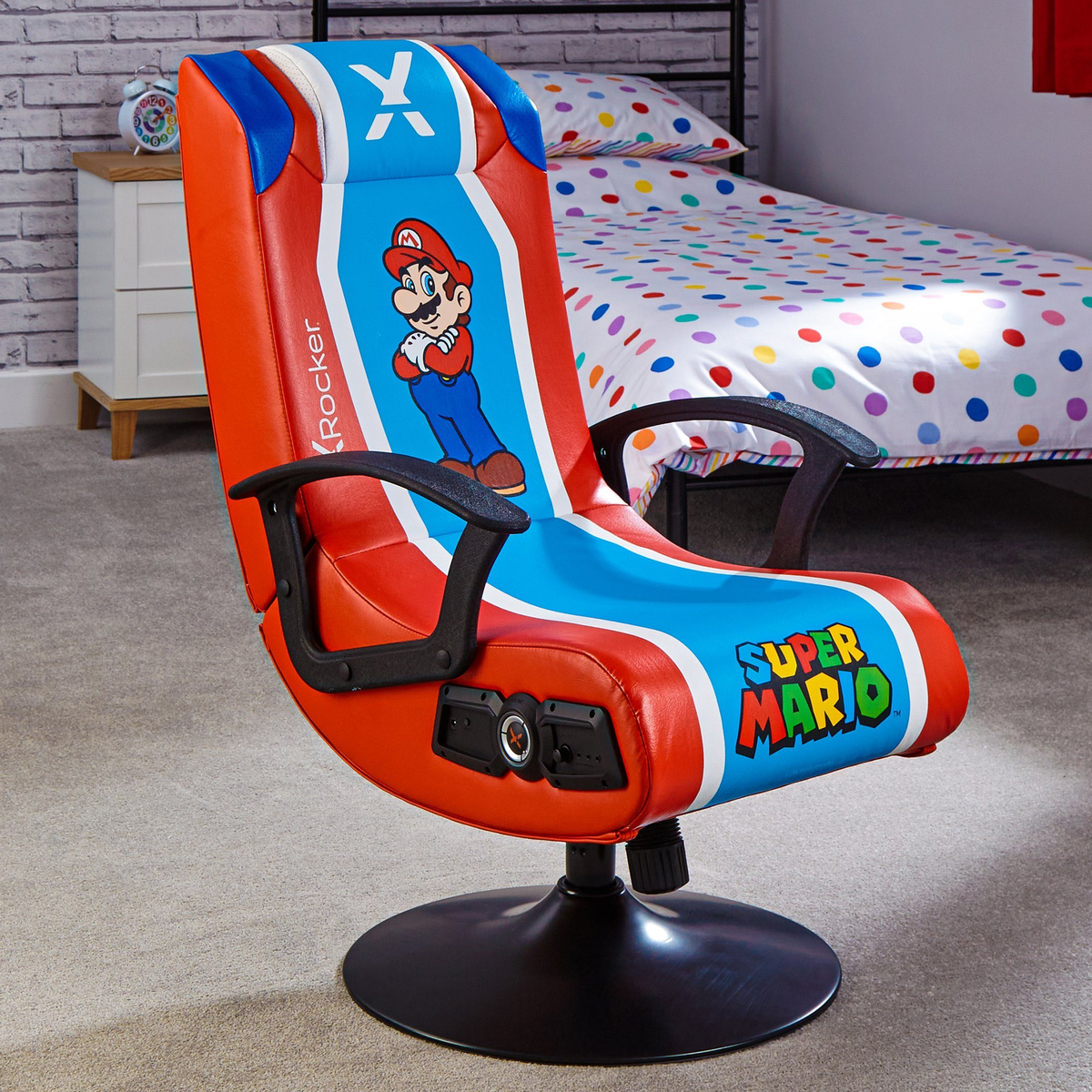 Gaming-Stuhl, rot und blau, mit Mario-Grafik, in einem Schlafzimmer.