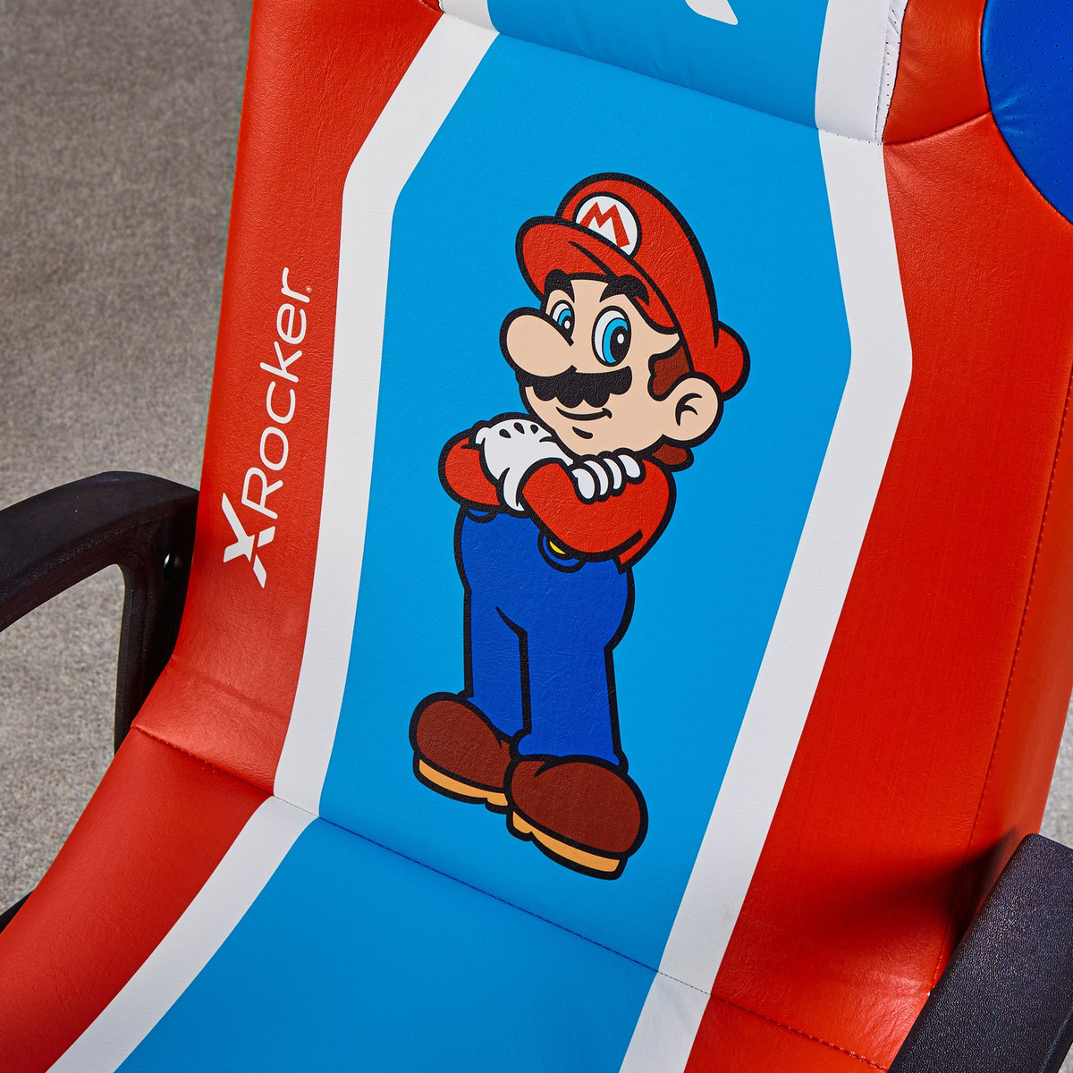 Gaming-Stuhl mit Mario auf der Rückenlehne. Mario in klassischer Pose. XRock-Logo.
