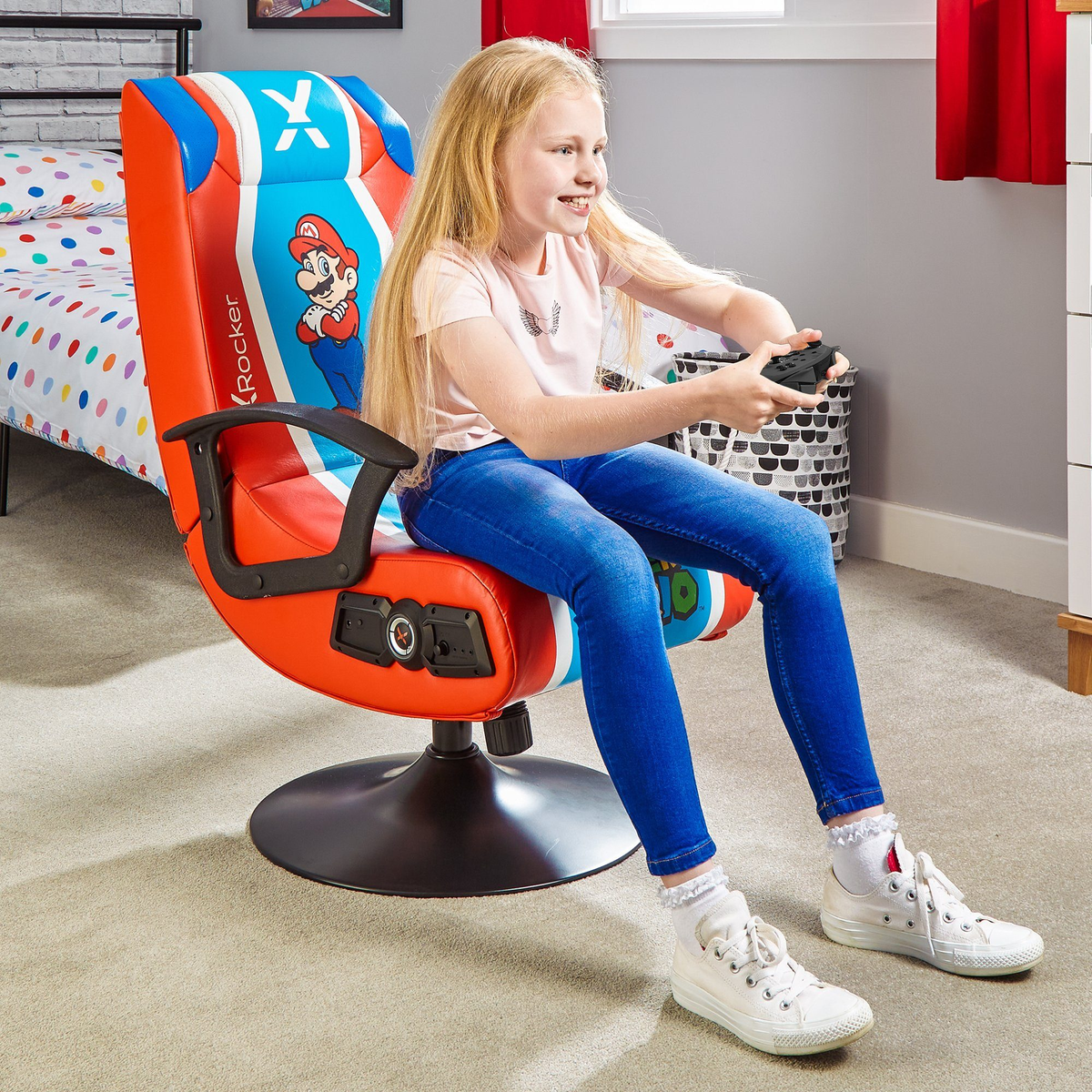 Mädchen spielt Videospiel in einem rot-blauen Gaming-Stuhl.