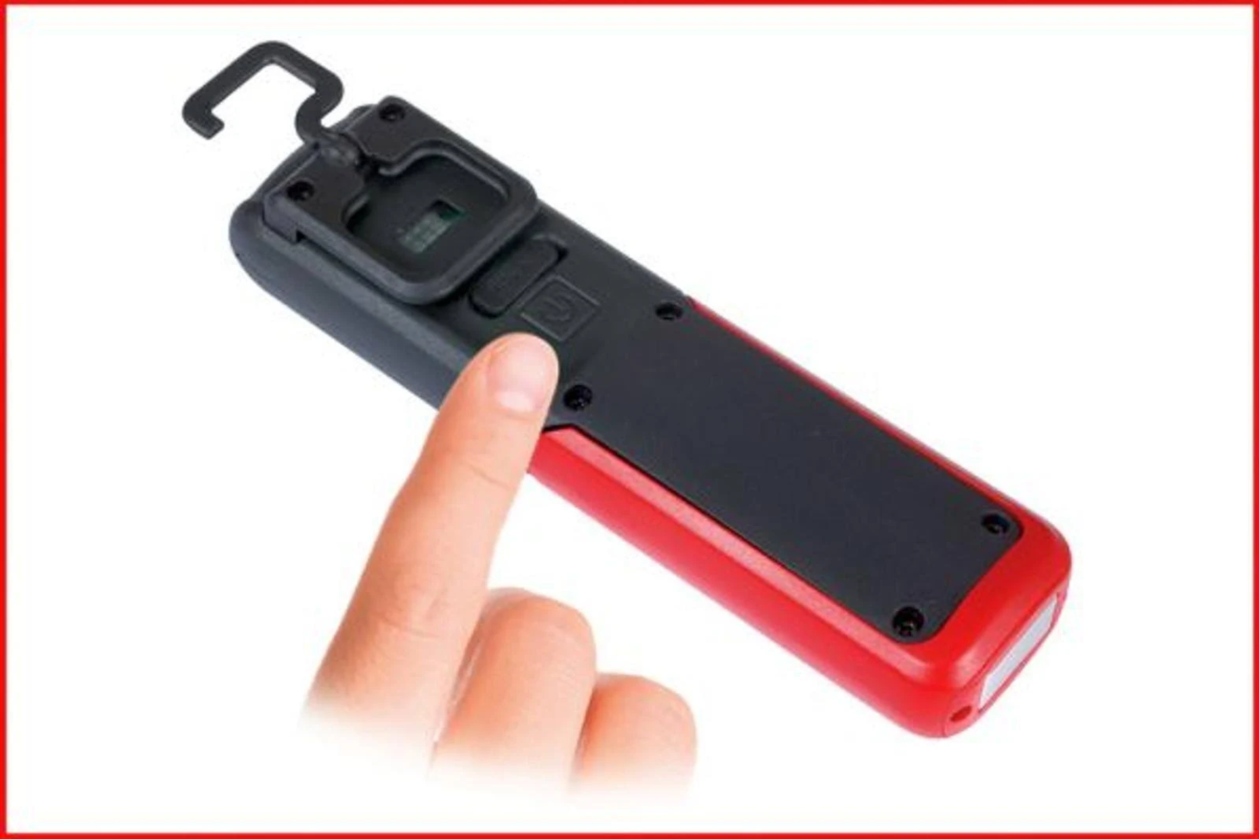 Dłoń naciskająca przycisk na czerwono-czarnej lampie roboczej z haczykiem do zawieszania.