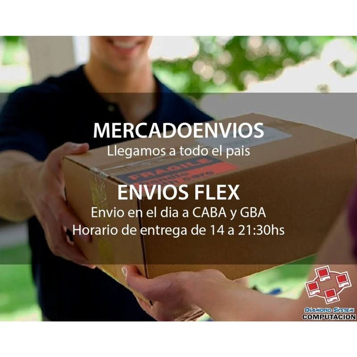 Ręce dostarczające brązowe pudełko z tekstem o MercadoEnvios i Envios Flex.