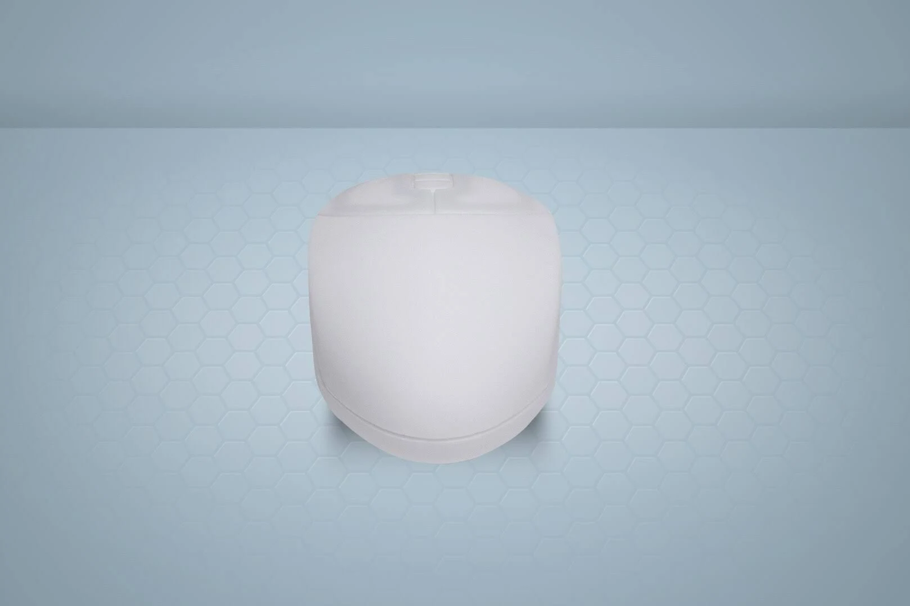 Un ratón de computadora blanco sobre una superficie azul estampada. El ratón tiene una forma redondeada con una rueda de desplazamiento.