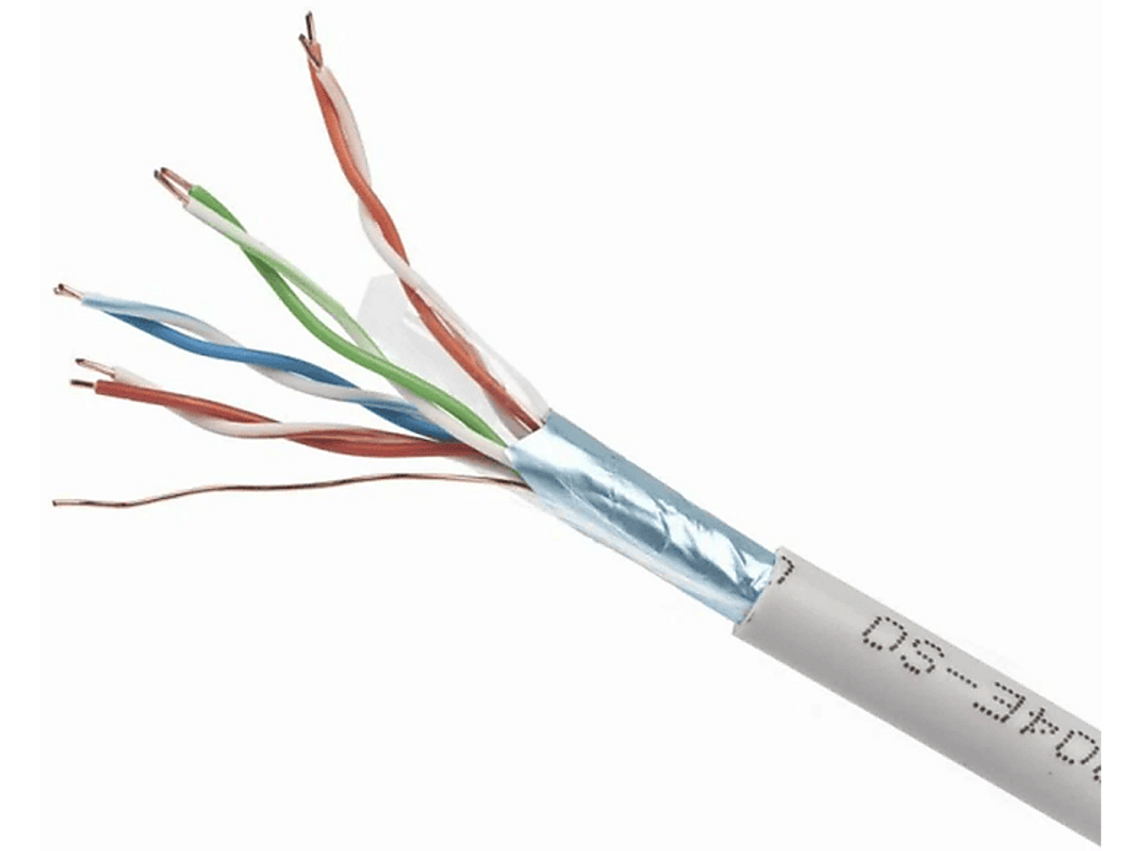 Przecięty kabel sieciowy z odsłoniętymi wielobarwnymi przewodami. Kabel jest szary z tekstem.