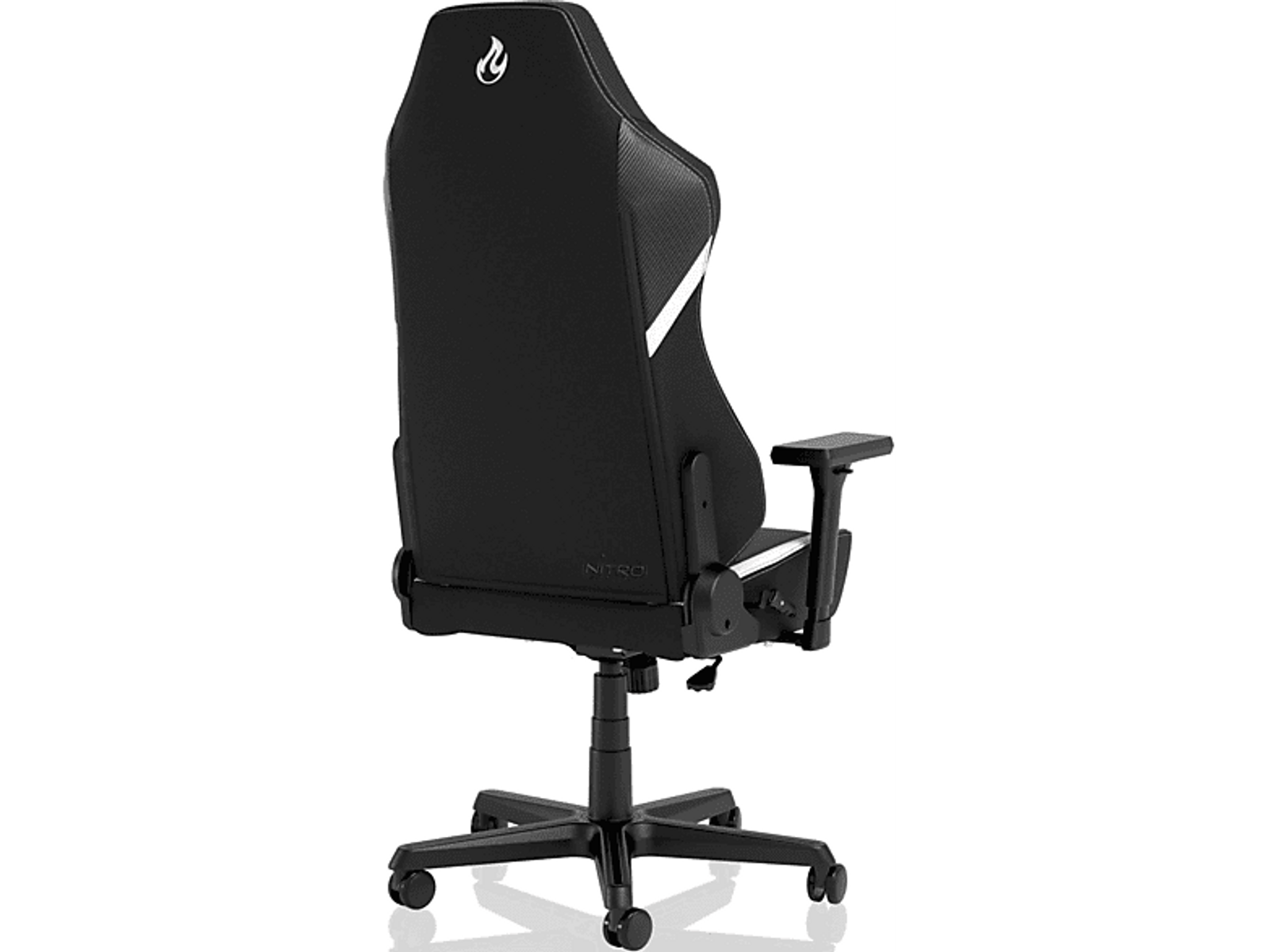 Ein schwarzer Gaming-Stuhl von hinten. Er hat einen weißen Streifen und ein Logo.