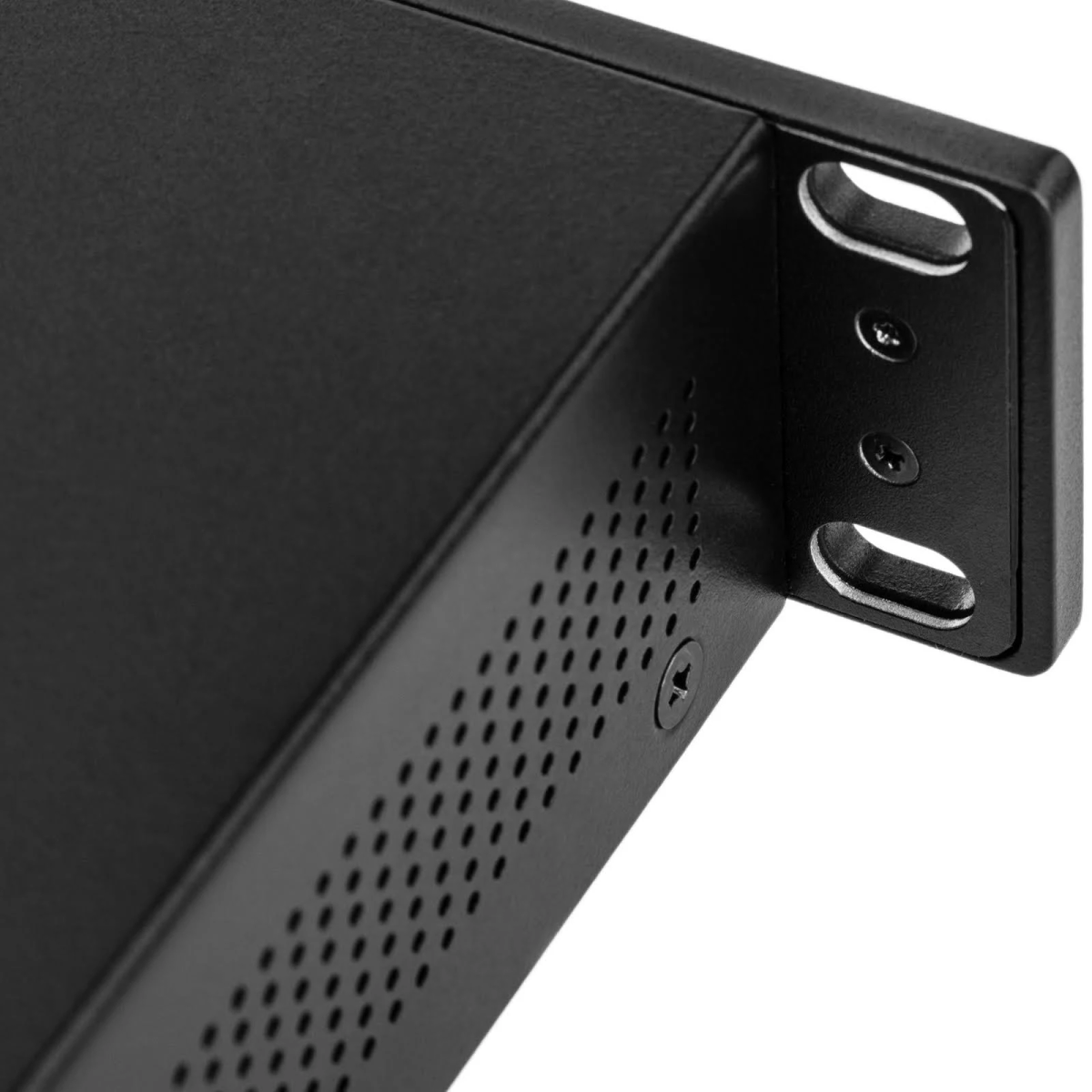 Zbliżenie czarnego metalowego narożnika z otworami na śruby.