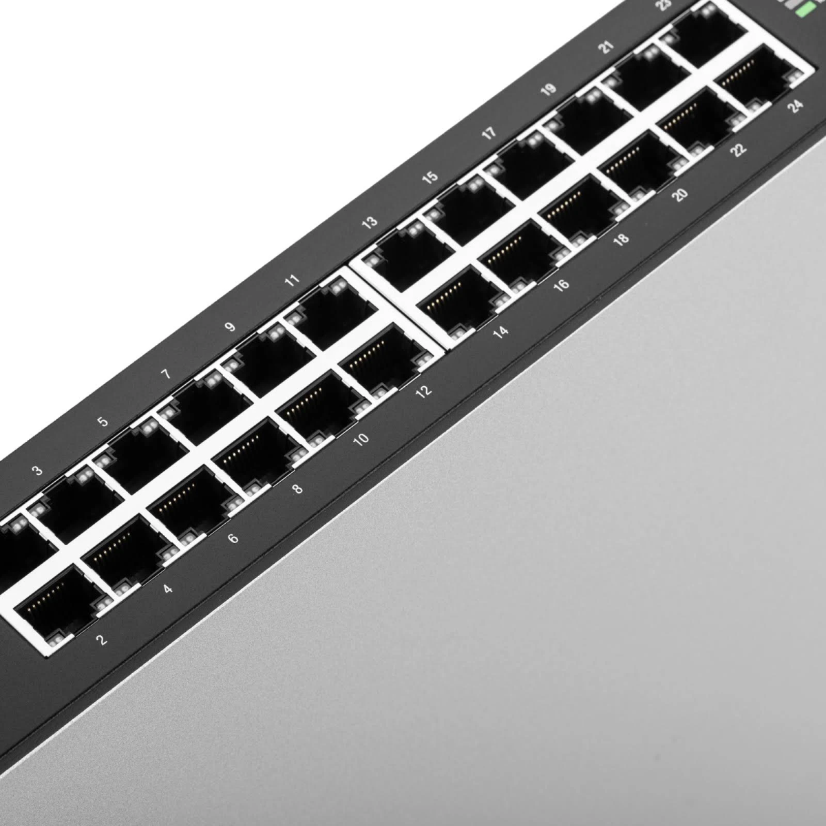 Przełącznik sieciowy z 24 portami. Czarny z białymi portami. Perspektywa ukośna na białej powierzchni.
