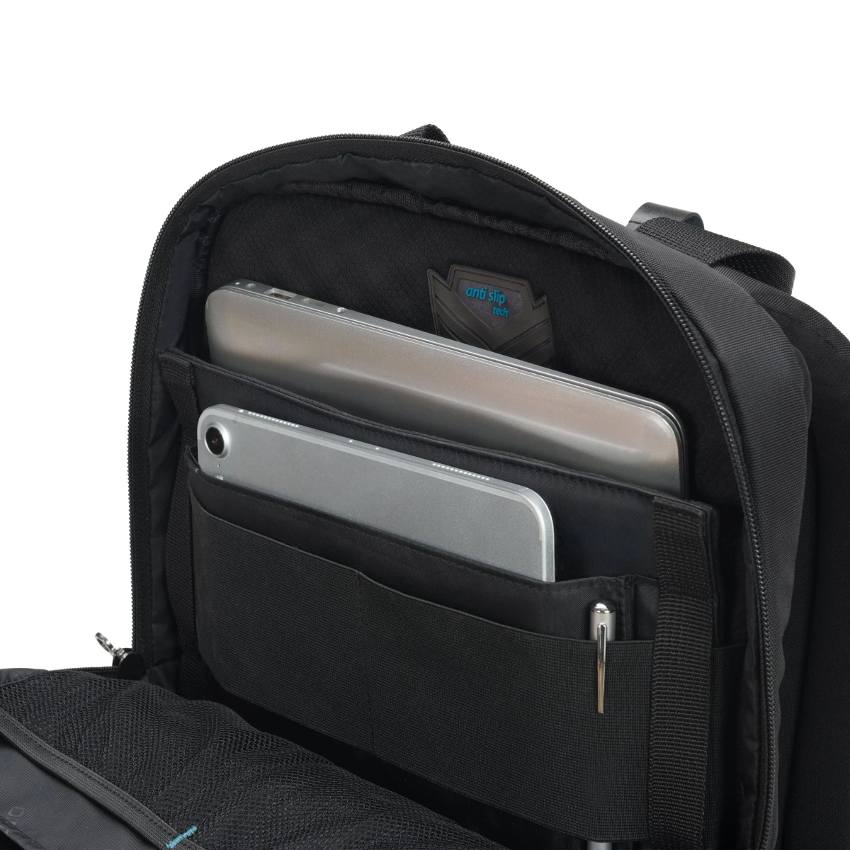 Interno zaino nero con due tablet e una penna nelle tasche, con etichetta antiscivolo.