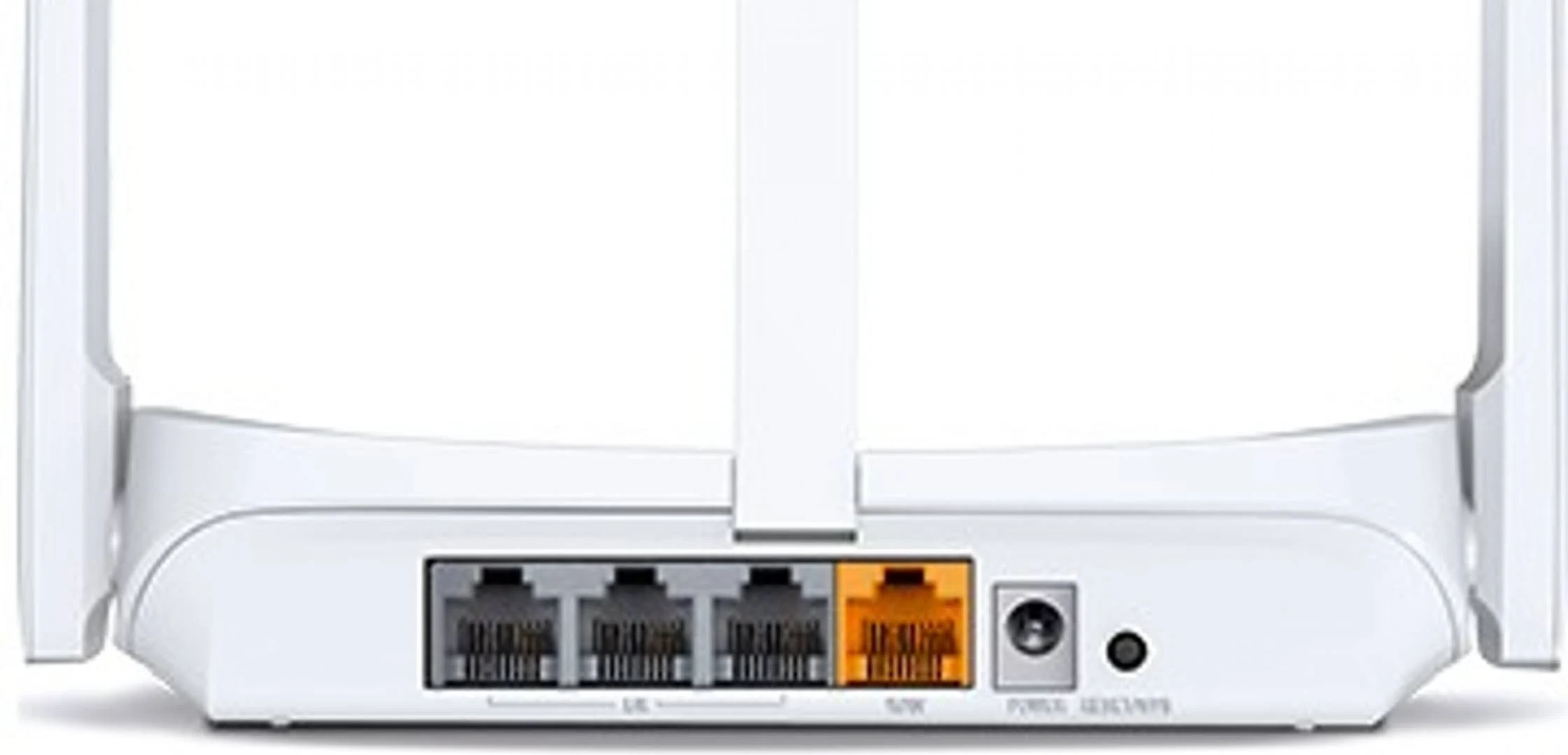 Weißer Router mit Antennen und Anschlüssen. Nahaufnahme. Weißer Hintergrund.