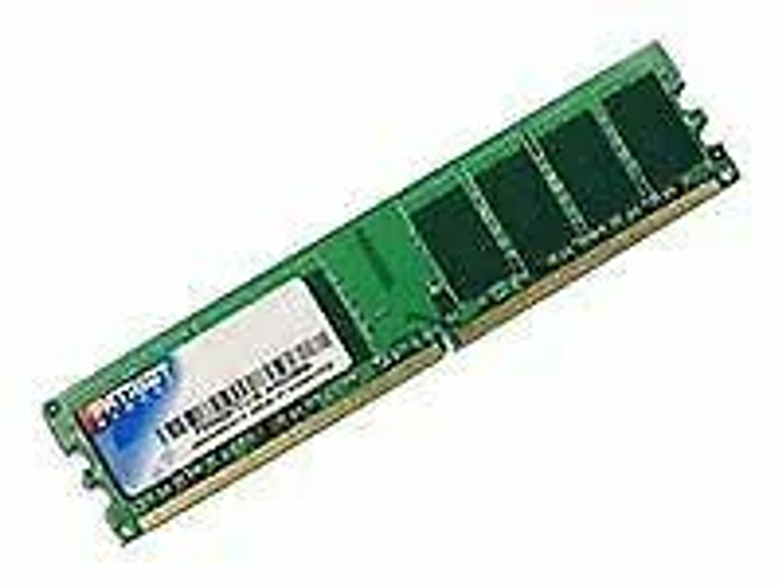 Stick RAM verde con componenti. Etichetta bianca con codice a barre. Connettori dorati in basso.
