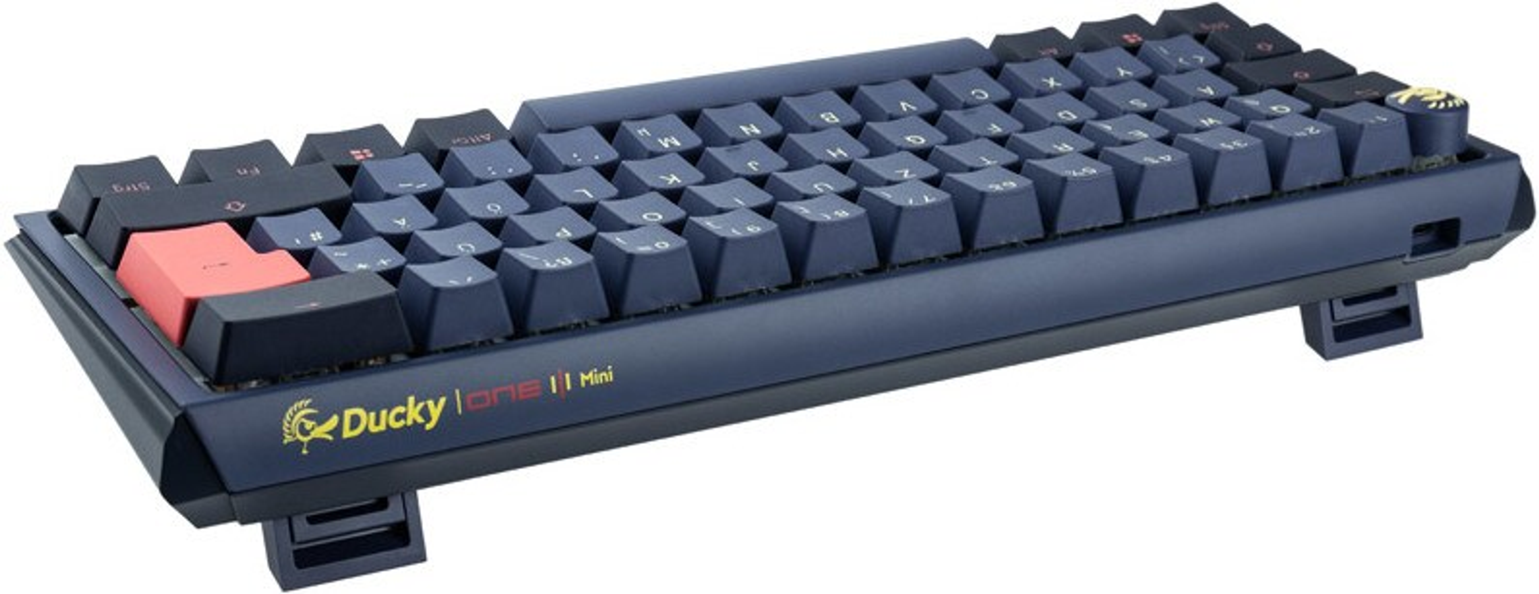Tastiera meccanica blu scuro con tasti neri e un singolo tasto rosa. Marchio visibile.