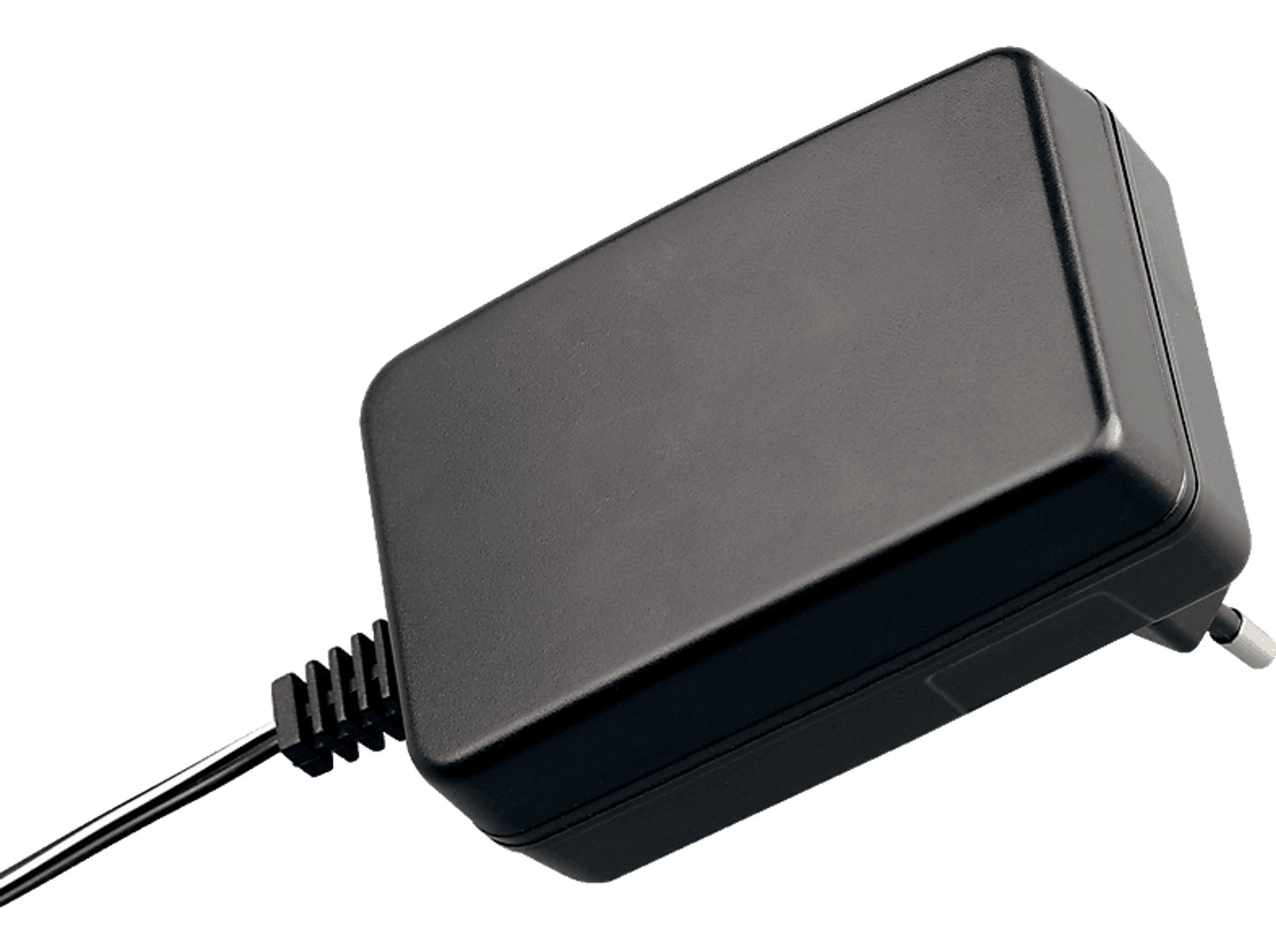 Czarny zasilacz sieciowy AC. Widok pod kątem, czarne tło.