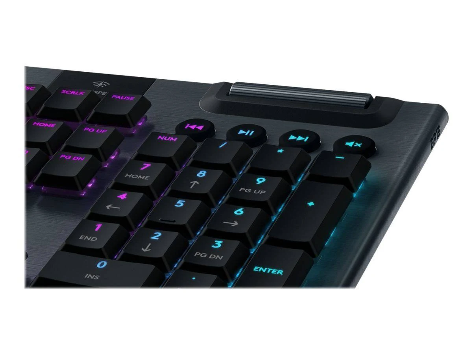 Nahaufnahme einer schwarzen Tastatur mit Medientasten. Die Tasten sind schwarz und haben blaue und violette Beleuchtung.