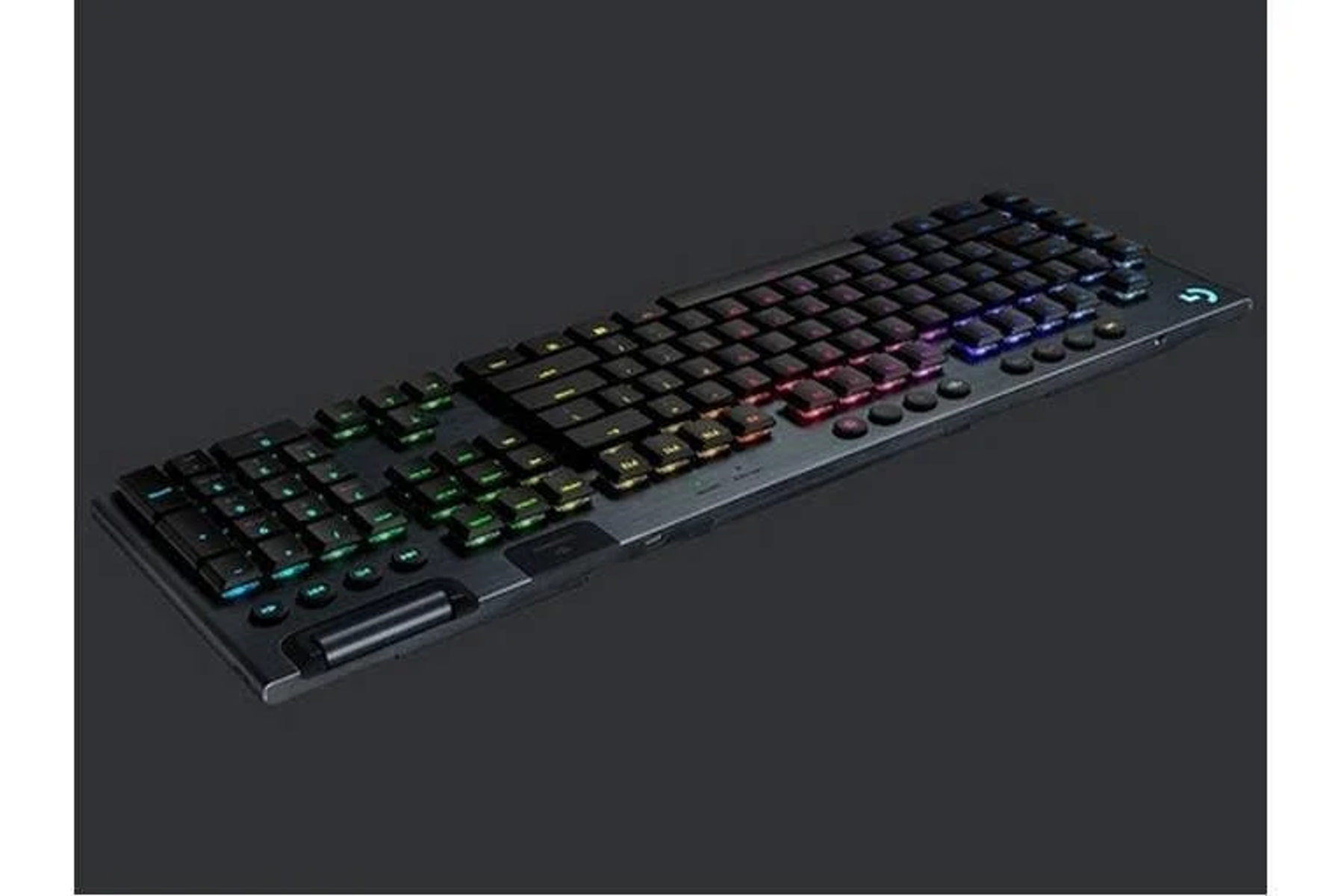 Schwarze Tastatur mit bunten, beleuchteten Tasten. Die Tastatur hat einen Nummernblock.