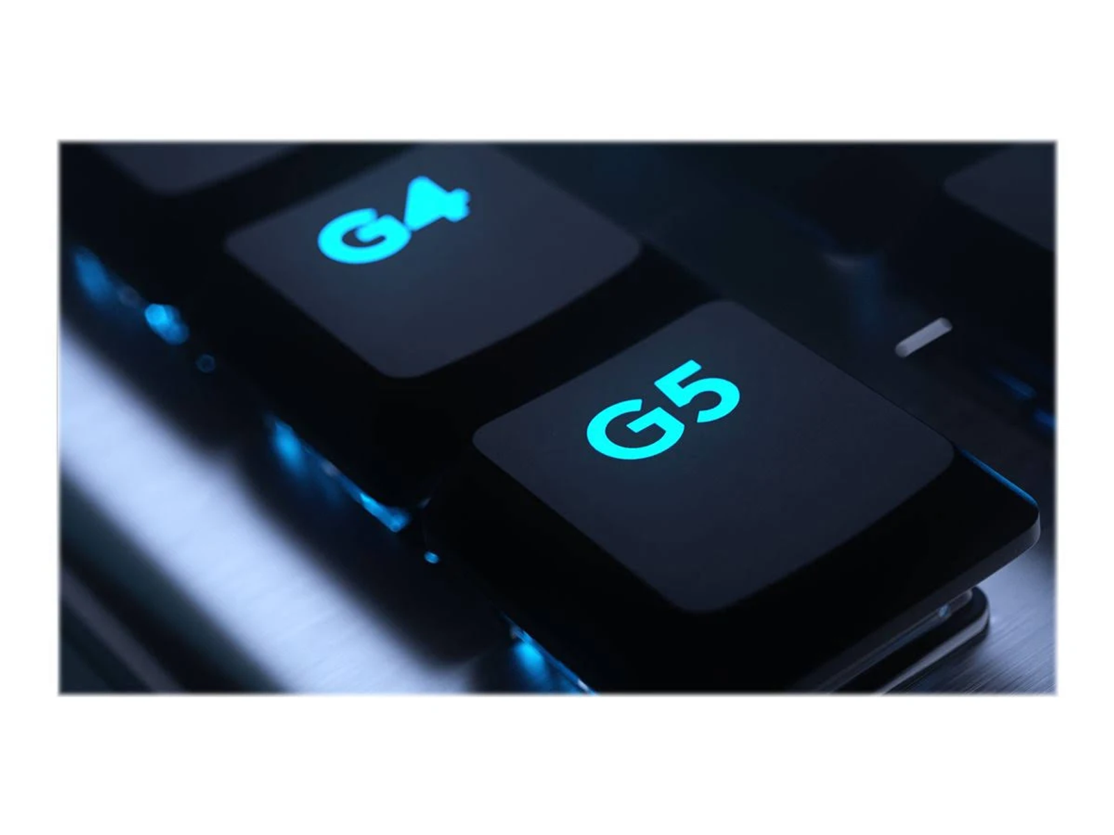 Nahaufnahme einer hintergrundbeleuchteten Tastatur, die die blau beleuchteten G4- und G5-Tasten zeigt.