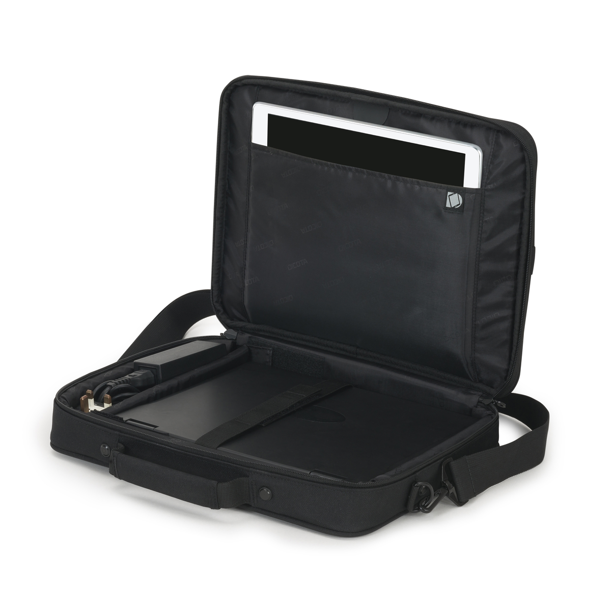 Una borsa per laptop nera con un tablet all'interno e un adattatore di alimentazione.