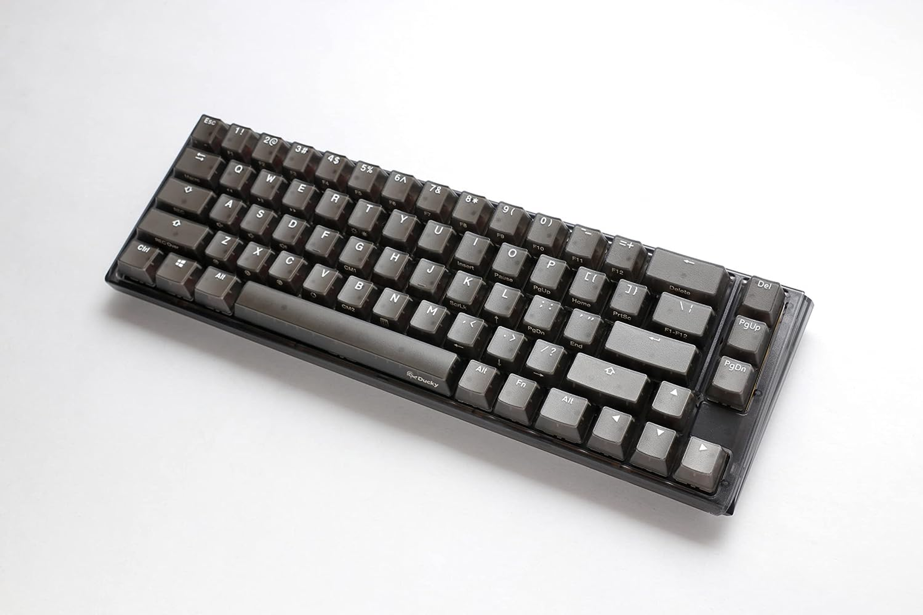Czarna klawiatura mechaniczna 60% na białej powierzchni. Klawisze są ciemnoszare.
