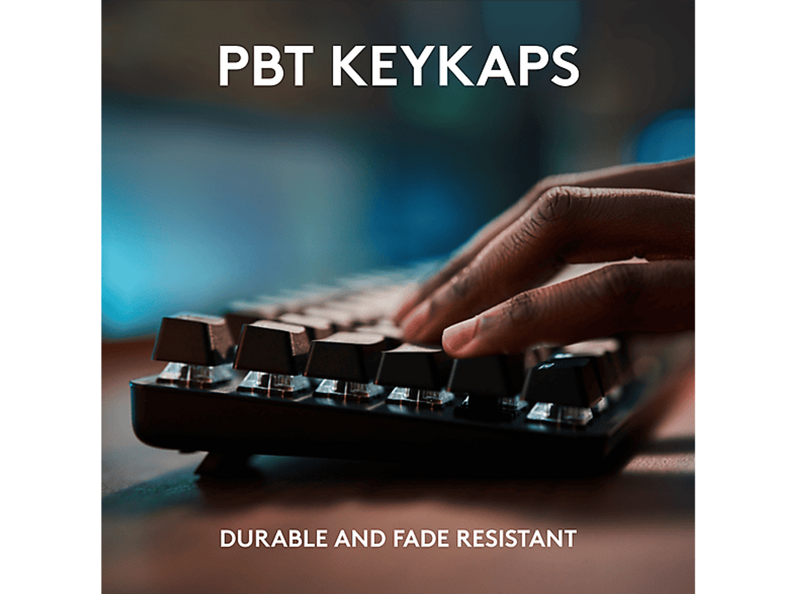 Zbliżenie dłoni używających czarnej klawiatury. Tekst: 'PBT KEYKAPS' i 'DURABLE AND FADE RESISTANT'.