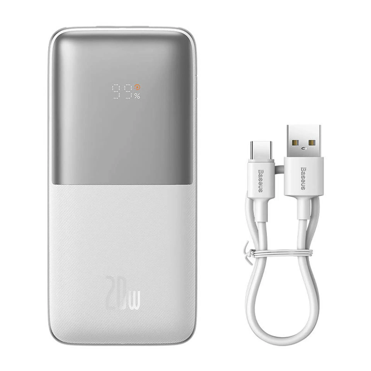 Un banco de energía blanco y gris con una pantalla que muestra el 99%. Incluye un cable USB-C y un conector USB-A.
