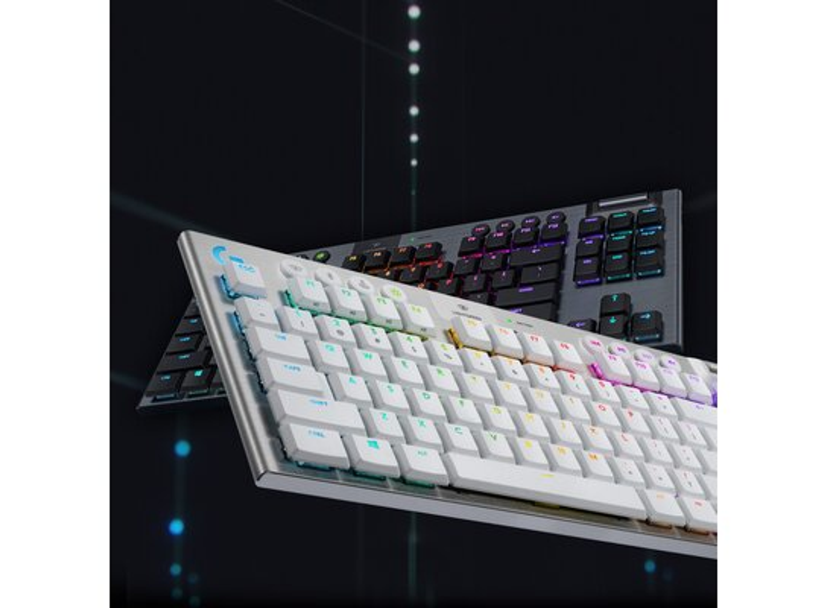 Due tastiere, una bianca, una nera, entrambe con illuminazione RGB.