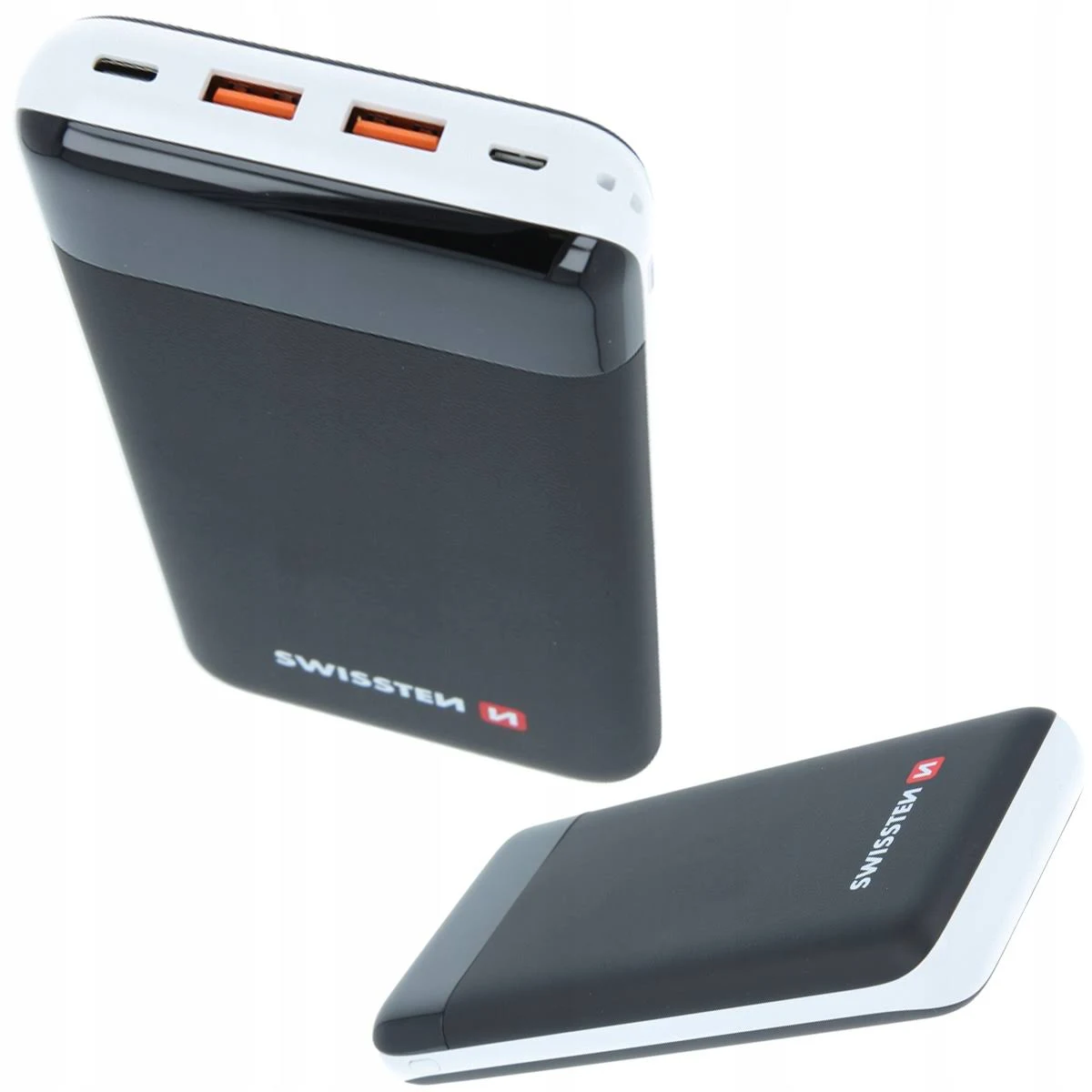 Zwei schwarze Powerbanks, weiße und orangefarbene Details. Weißer Hintergrund.