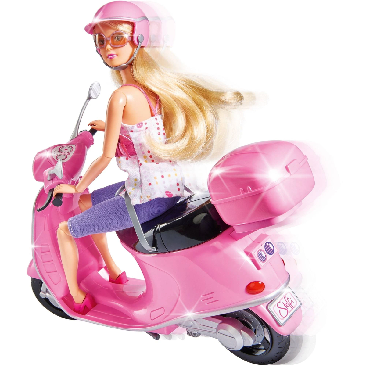 Rosa Puppe auf einem rosa Roller, trägt Helm und Sonnenbrille. Bewegungsunschärfe-Effekt. Weißer Hintergrund.