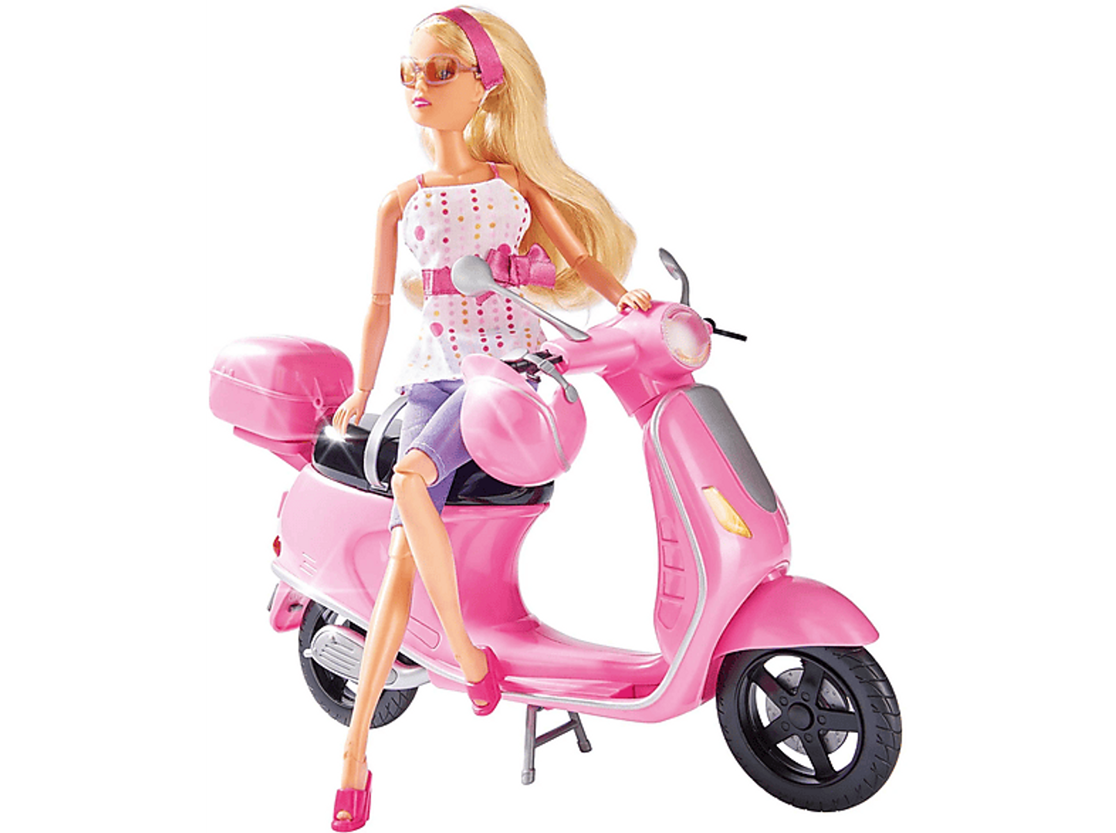 Blonde Puppe auf einem rosa Roller. Der Roller hat eine Aufbewahrungsbox. Die Puppe trägt eine Sonnenbrille und ein Stirnband.