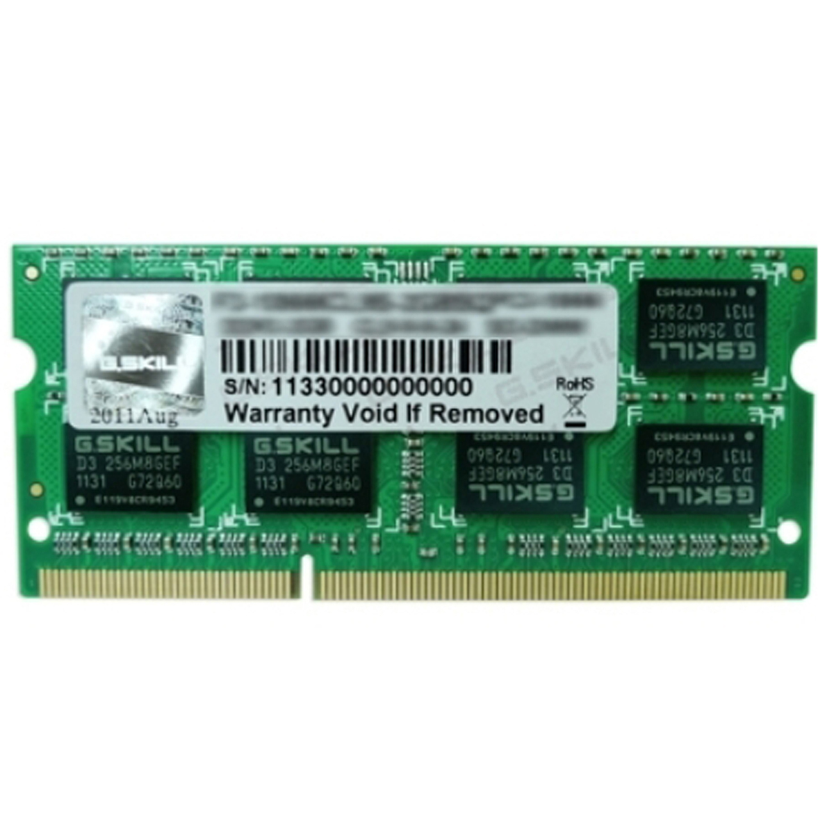 Un module RAM G.SKILL vert avec plusieurs puces et une étiquette blanche sur un PCB vert.