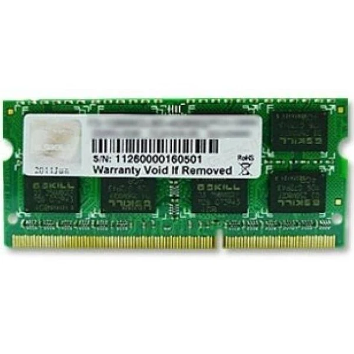 Barrette de RAM verte avec étiquette et puces noires. Le fond est blanc.