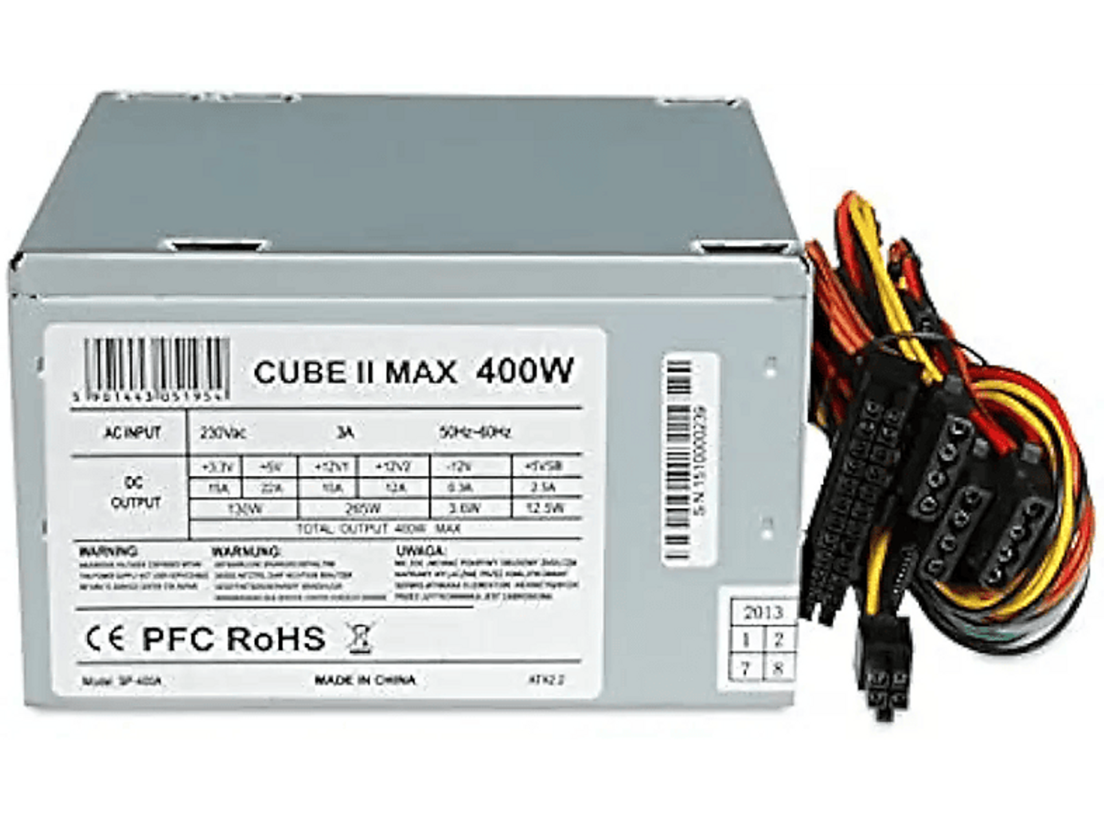 Zasilacz komputera z etykietami. Pokazuje pudełko z informacjami o zasilaniu i połączeniach.